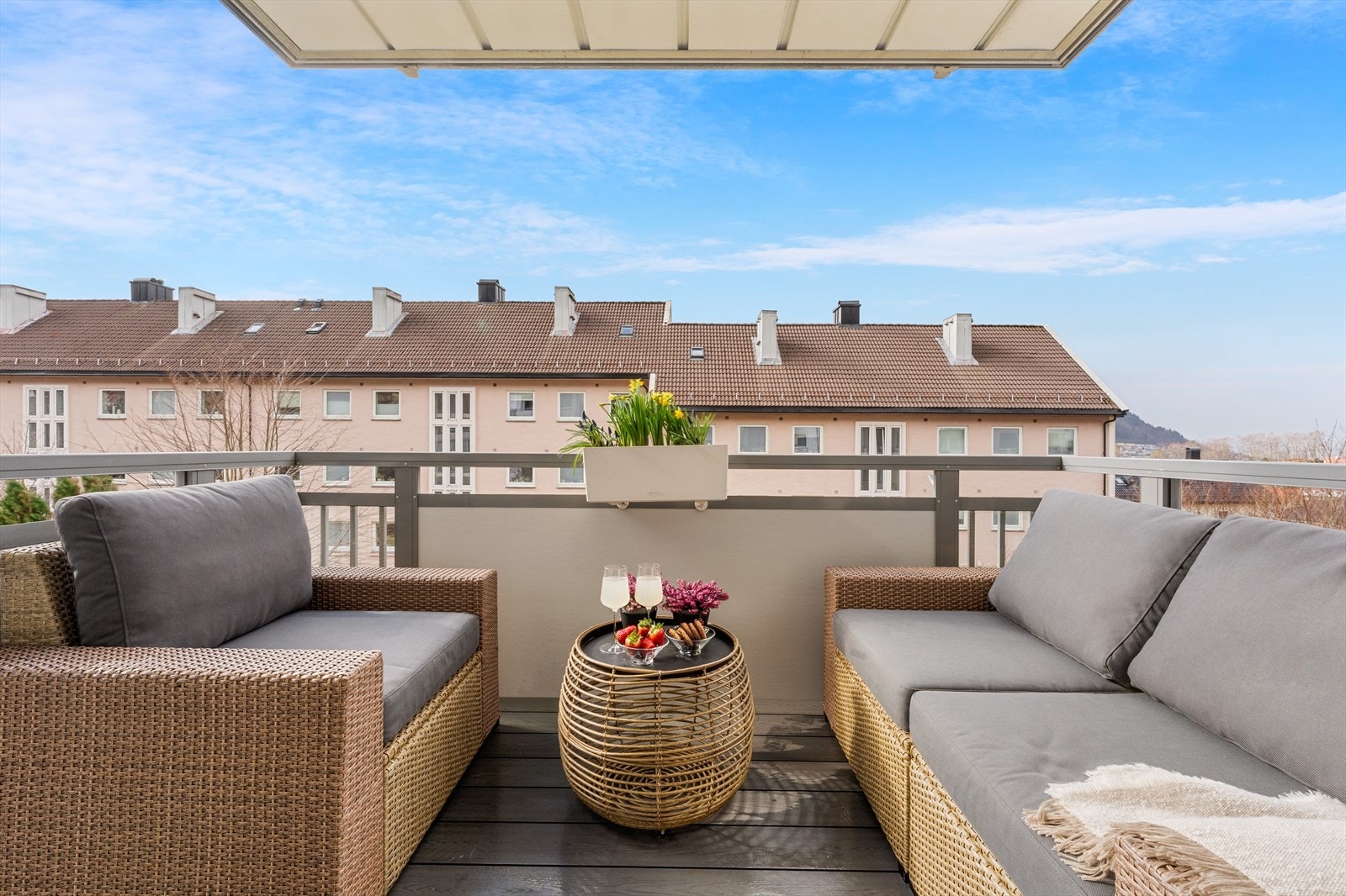 Det er rom for å møblere med sittegrupper på balkongen. Galleribilde