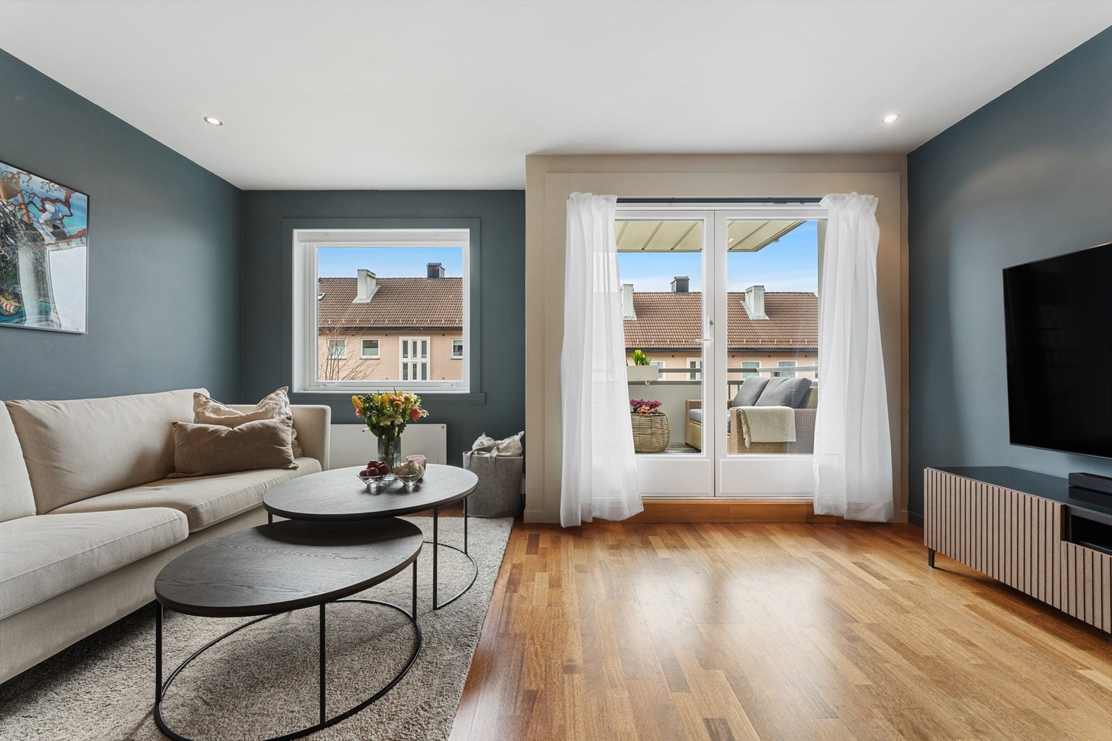 De store vindusflatene slipper inn rikelig med naturlig lys Galleribilde