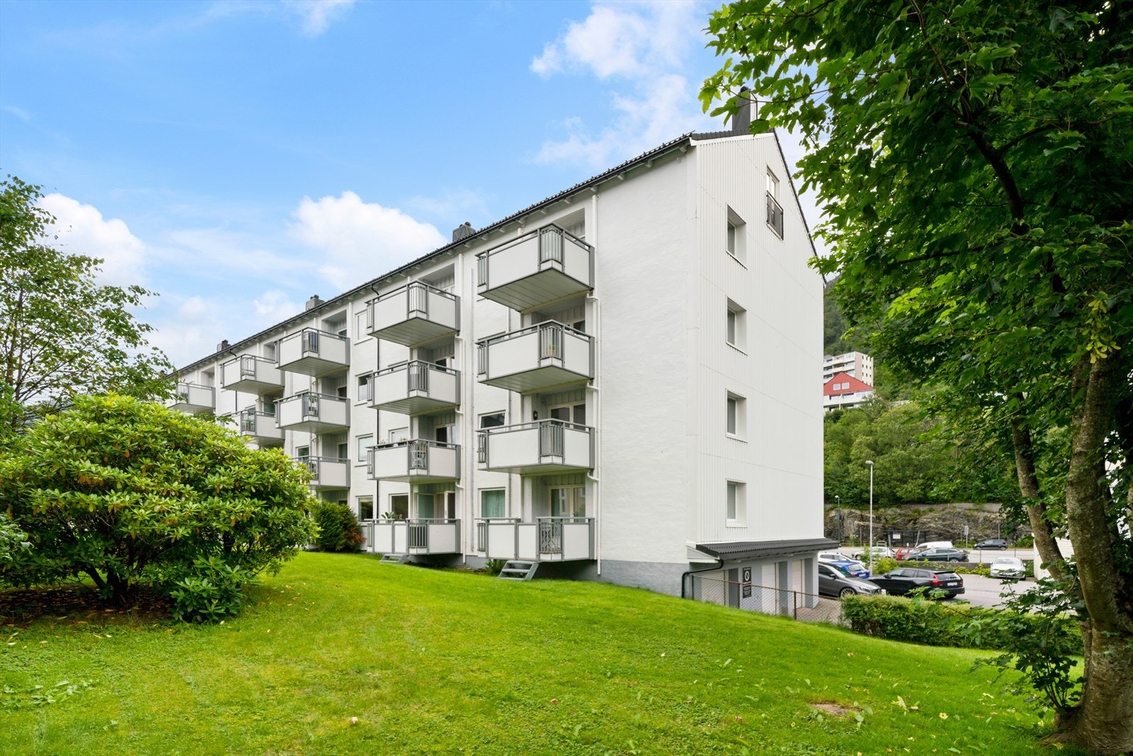 Borettslaget har en stor felles hage som beboerne kan benytte seg av Galleribilde