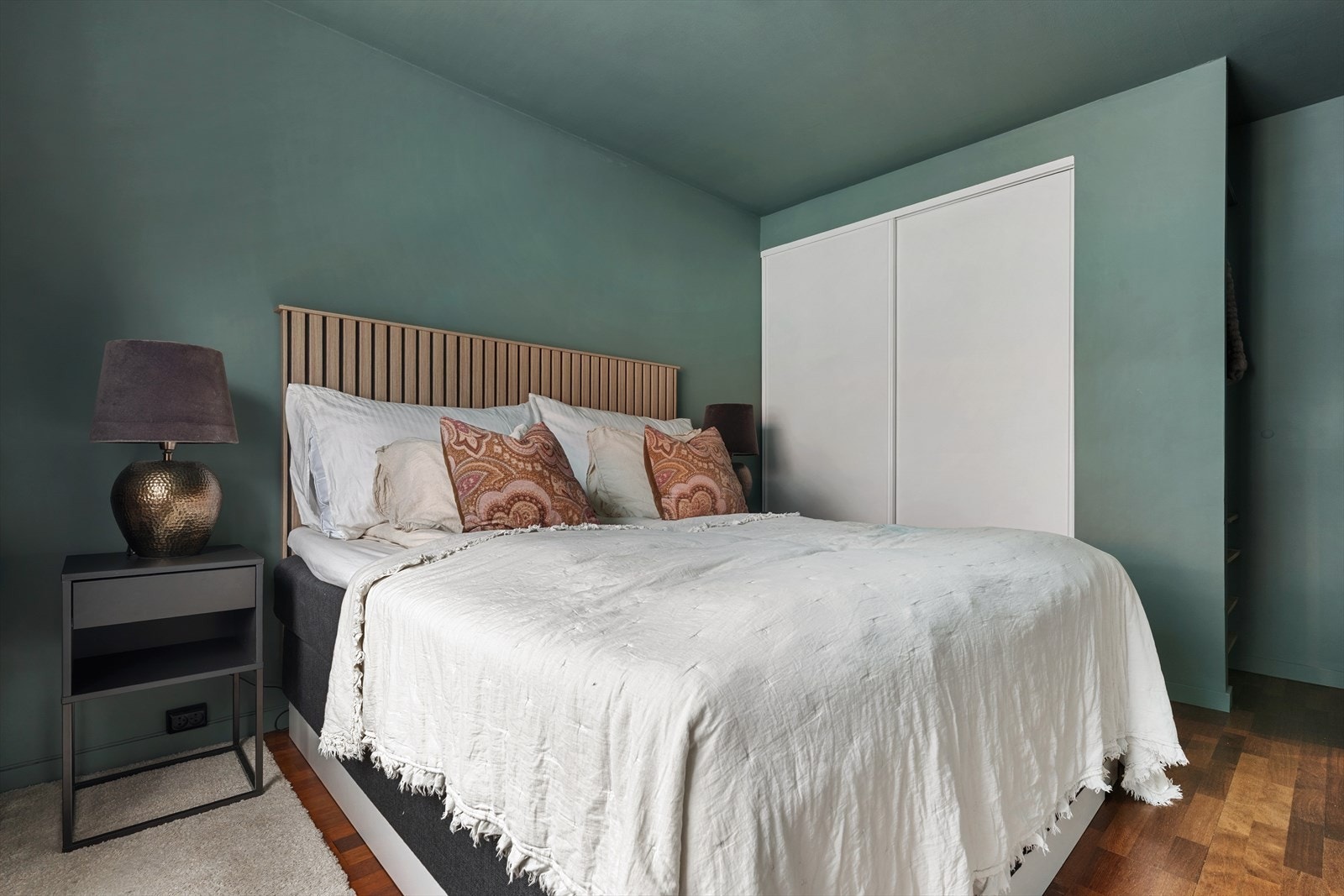 Rommet får en rolig og behagelig karakter når det er malt i en dempet grønnfarge, og fargen skaper en avslappende atmosfære som passer godt i et soverom. Galleribilde