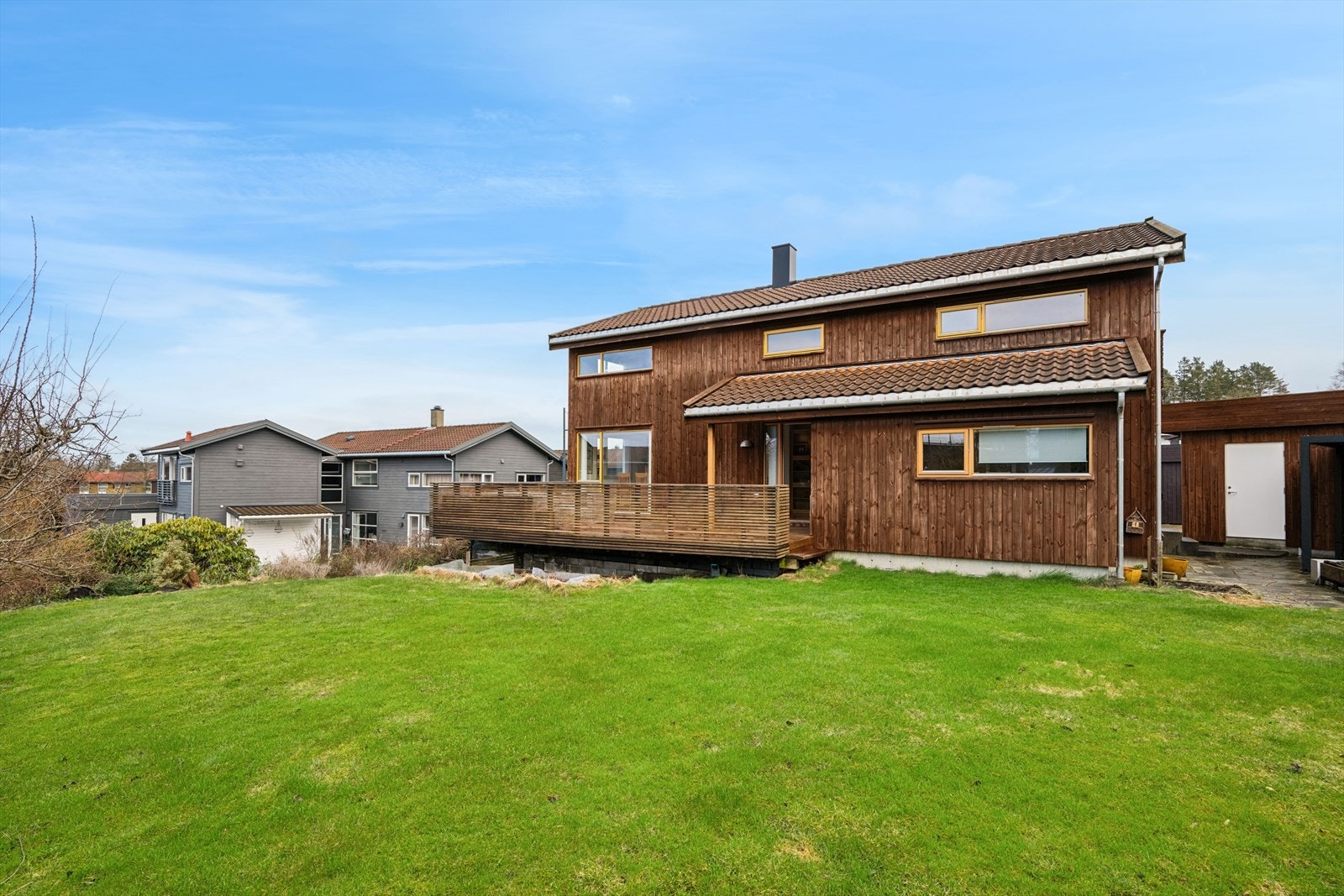 Eiendommen er på ca. 596 kvm og pent opparbeidet med en stor og solrik uteplass bestående av hage, terrasser og platting. Galleribilde