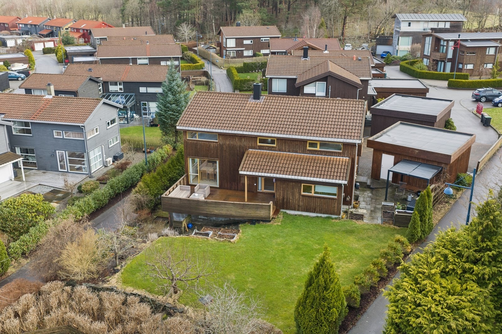 En flott eiendommen som grenser til friareal/lekeplass og har trygg vei til både barnehage og skole. Galleribilde