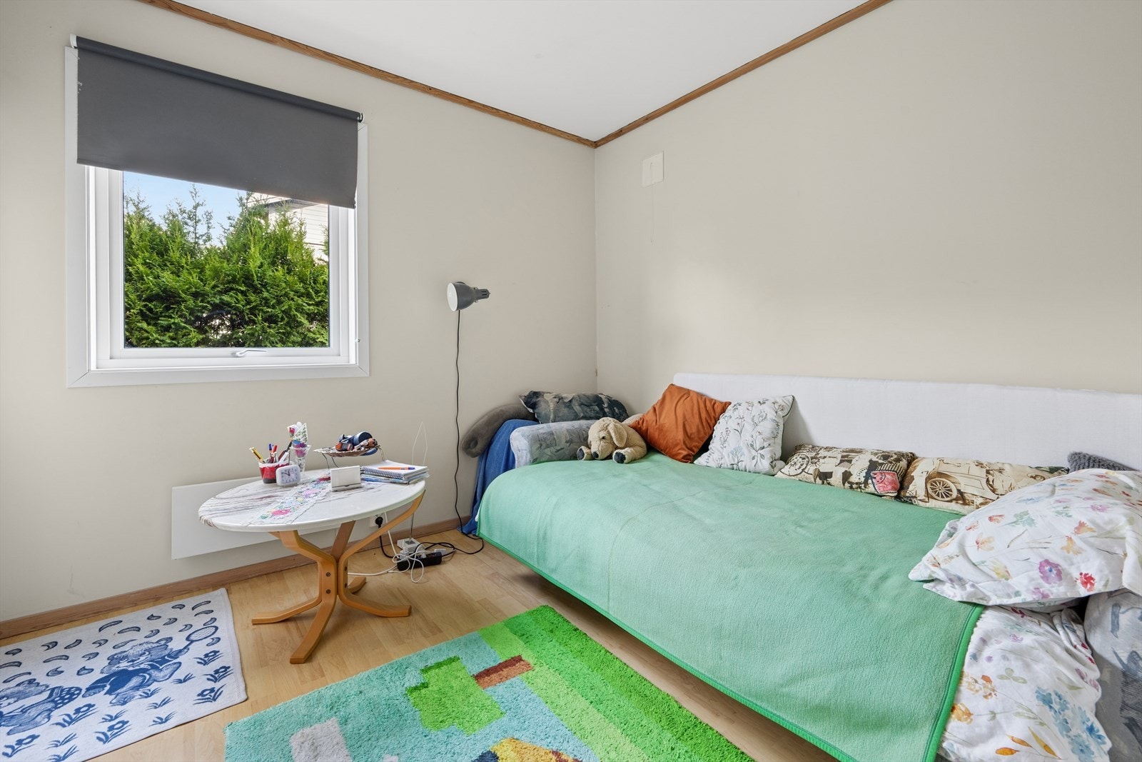 Rom innredet som soverom med stort vindu som ble byttet i 2021 (se punkt "ferdigattest"). Galleribilde
