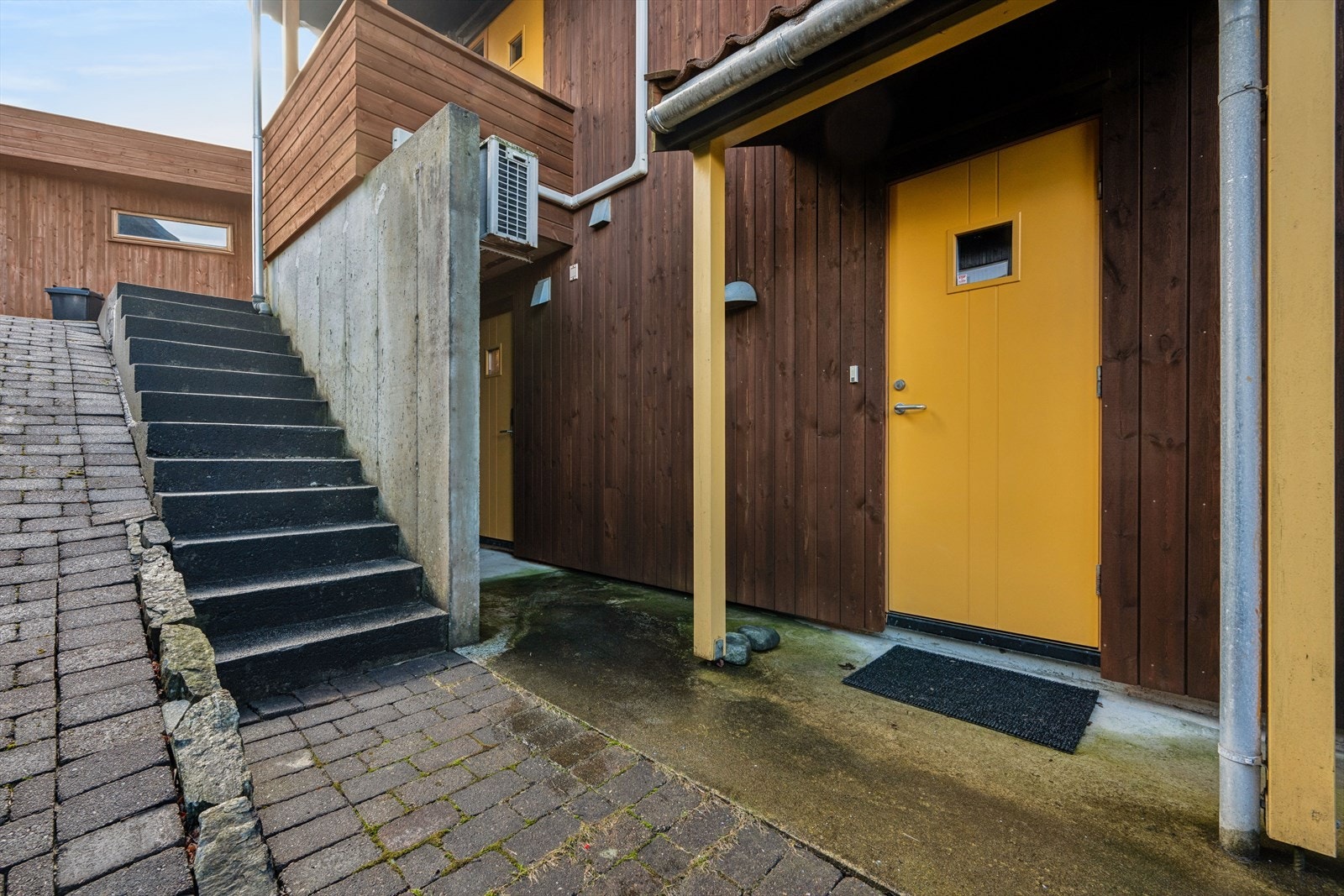 Underetasjen har egen inngang. Boligen har også en utvendig bod med 8 kvm som gir ekstra lagringsplass. Galleribilde