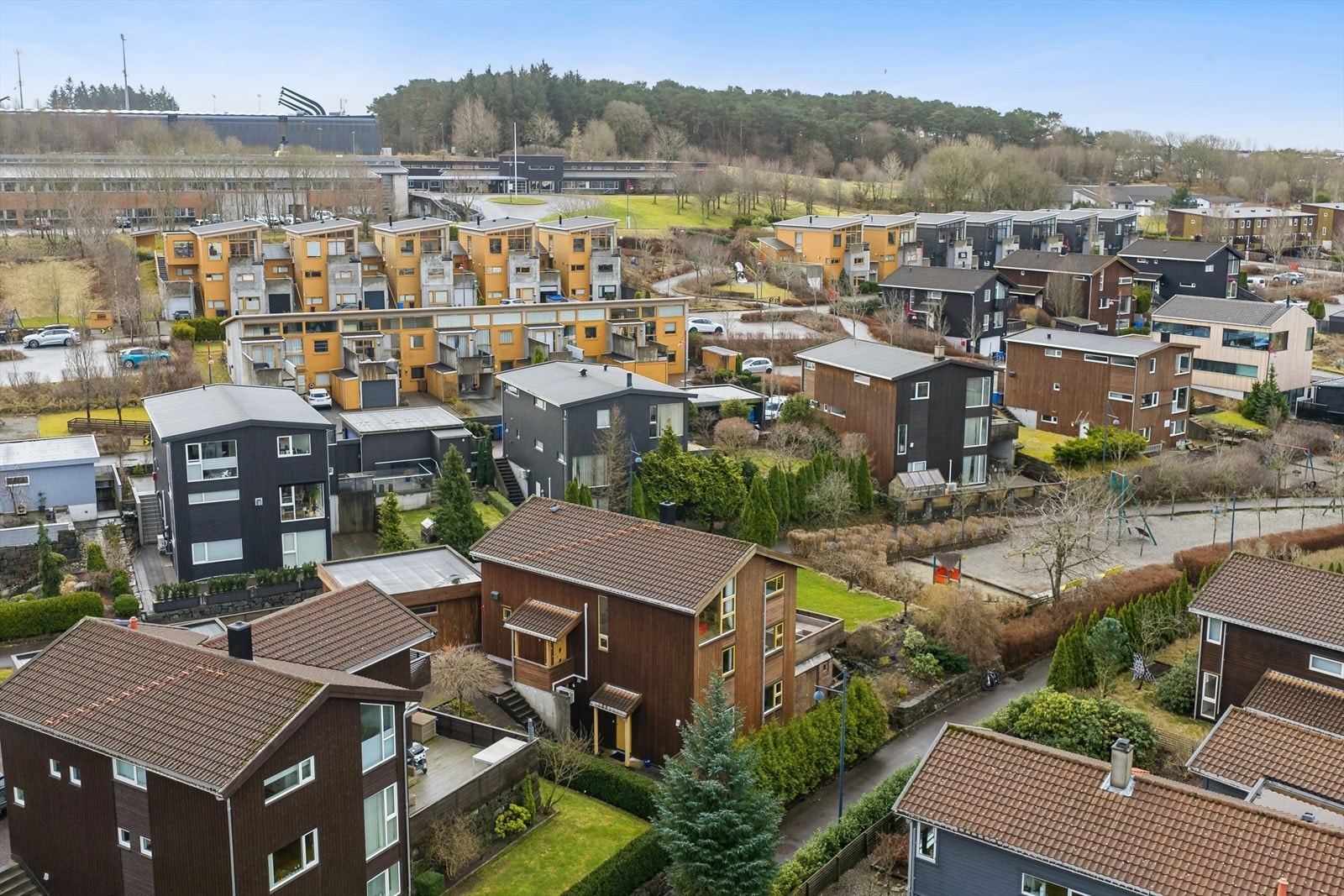 Boligen ligger fint til med kort vei til alle fasiliteter man måtte trenge i det daglige som barnehager, skoler, idrettsanlegg, butikker, offentlig transport og flotte turområder. Like ved boligen finner man også lekeplass. Ypperlig for barnefamilier! Galleribilde