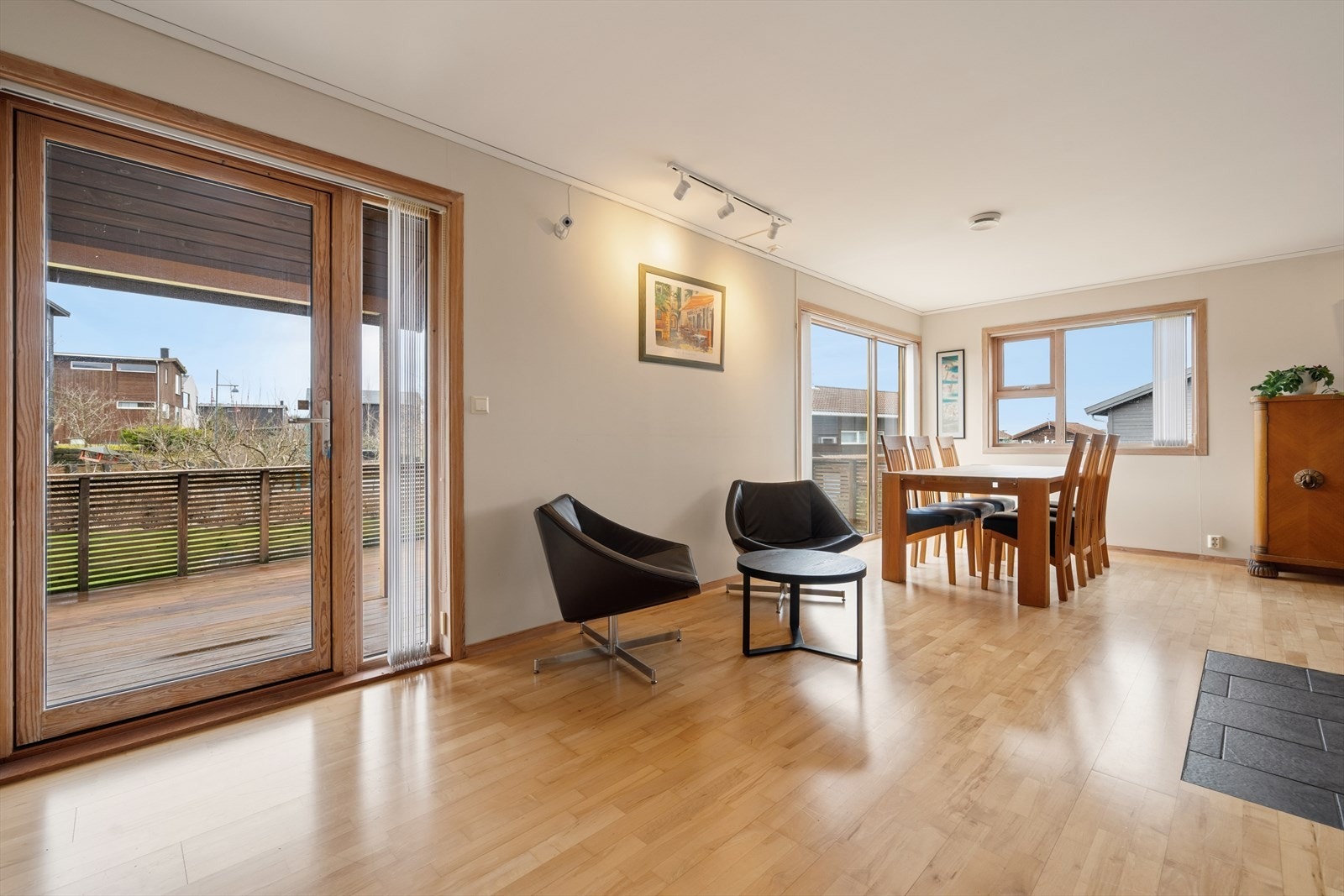 Gjennomgående i boligen er lyse veggflater og parkett på gulv. Tidløst og klassisk. Galleribilde