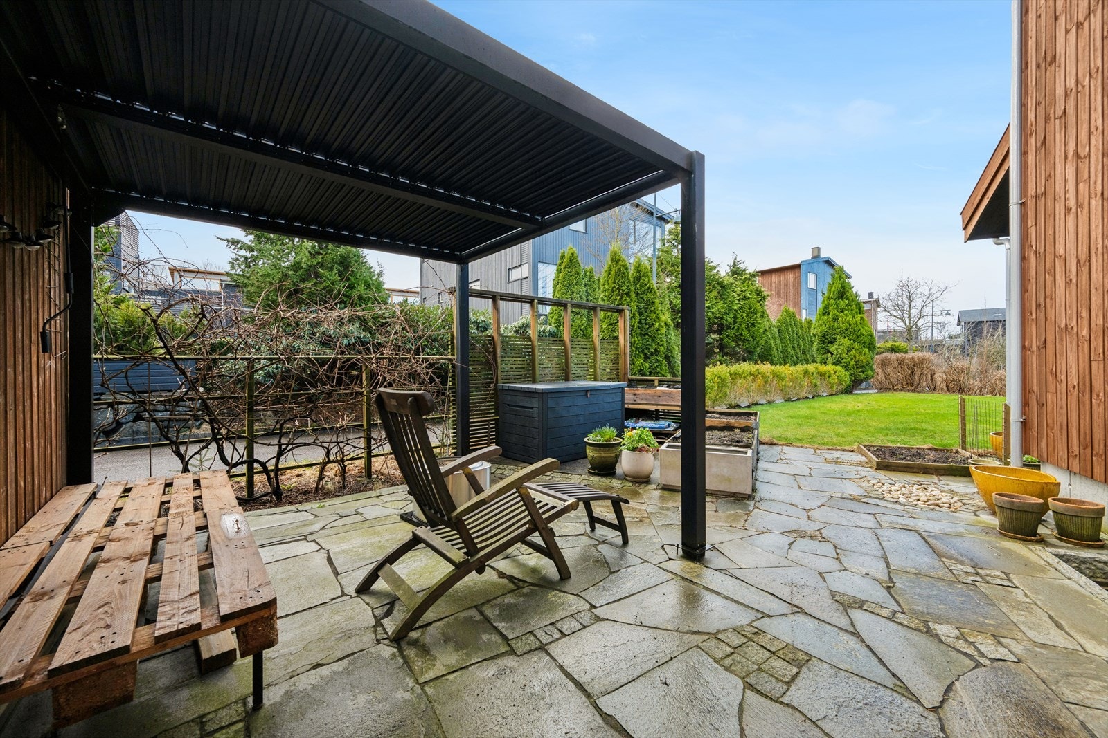 Uteområdet er oppdelt i flere soner som gjør det mulig å flytte seg etter solforholdene. Her har man en herlig platting med pergola og enkel tilkomst til hagen. Galleribilde