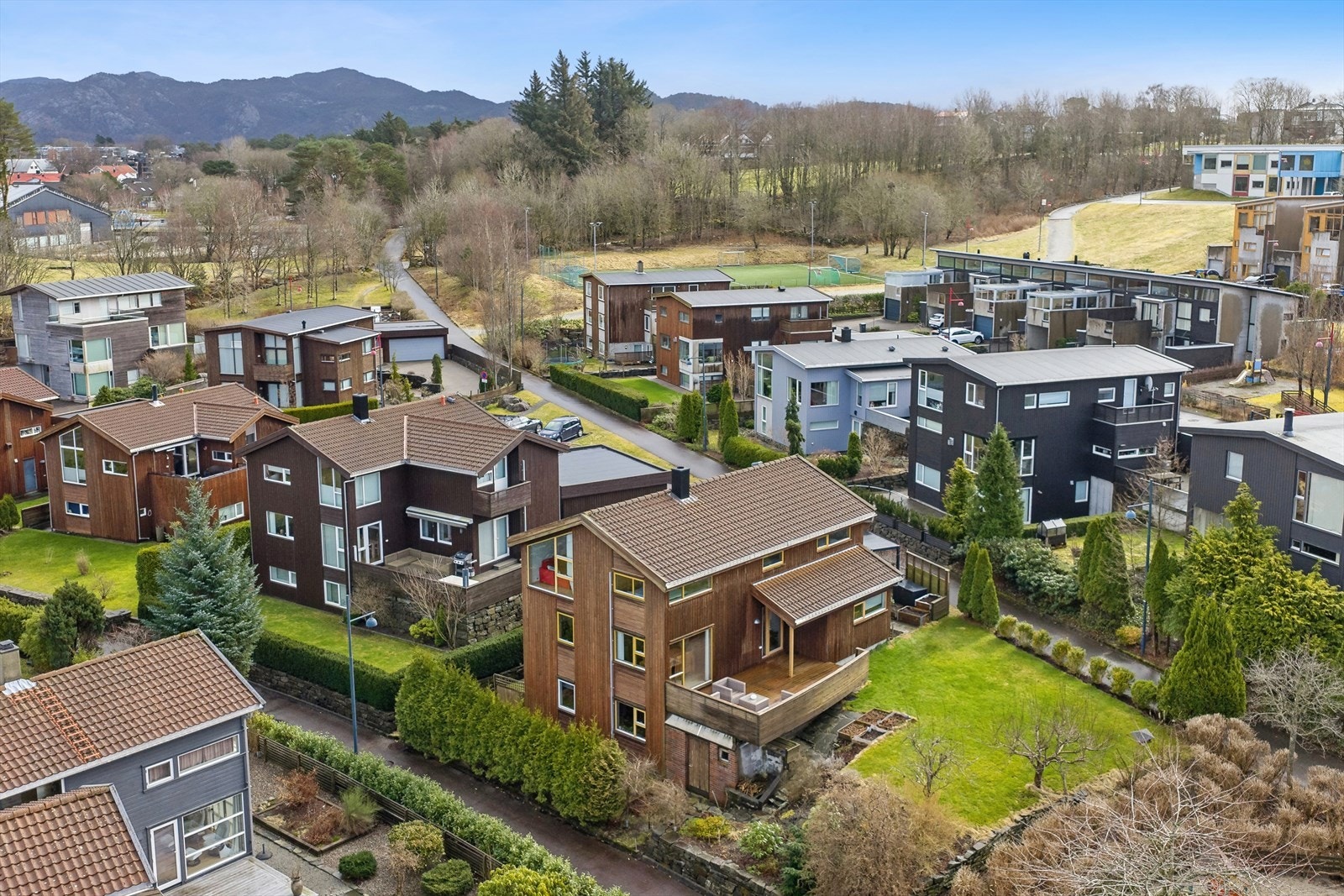 DNB Eiendom V/Mikal Nådland har gleden av å presentere Bråtet 9 - En innholdsrik enebolig med ettertraktet og barnevennlig beliggenhet i populære Smeaheia! Galleribilde