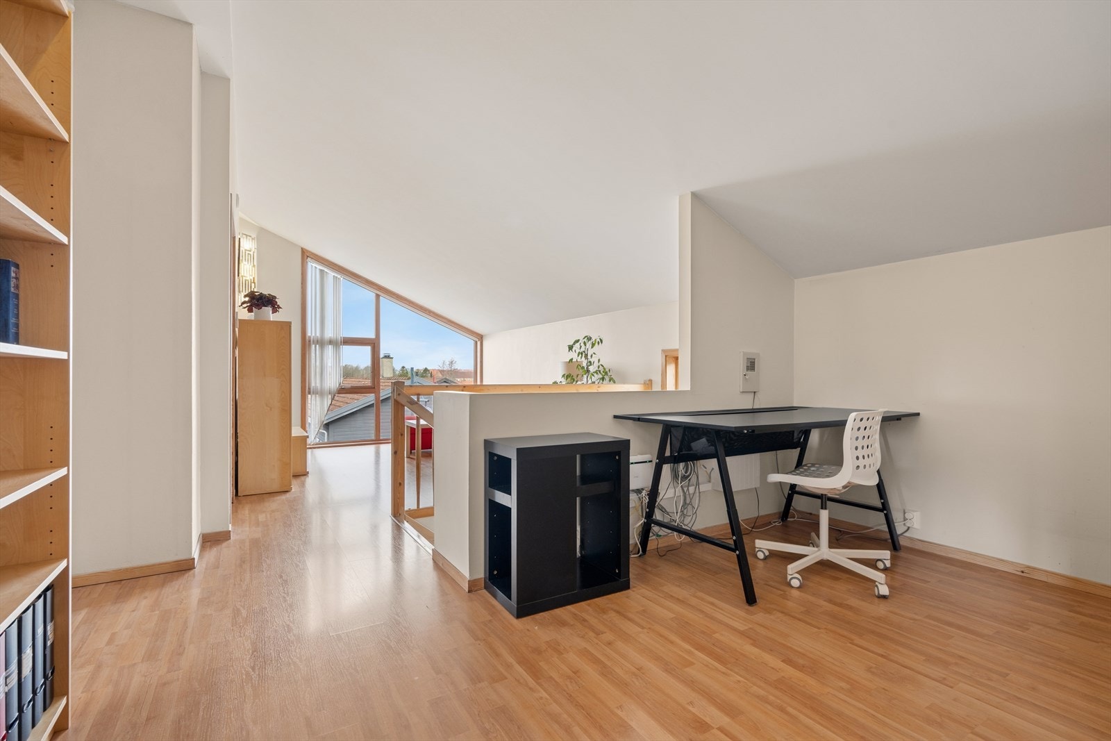 I trapperommet har man en varmepumpe som sammen med vedovnen i første etasje sørger for god- og energieffektiv oppvarming i boligen. Galleribilde