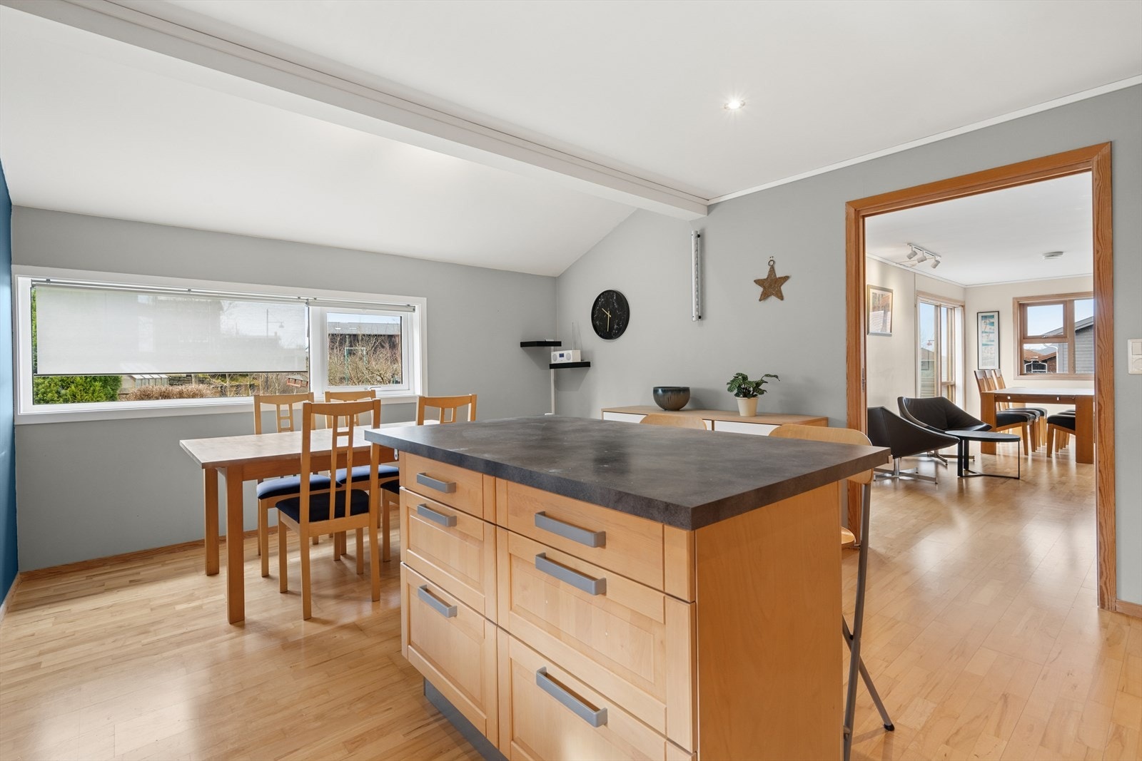 Kjøkkenet er ellers utstyrt med kombiskap, oppvaskmaskin, stekeovn, koketopp og kjøkkenventilator med avtrekk ut. Galleribilde