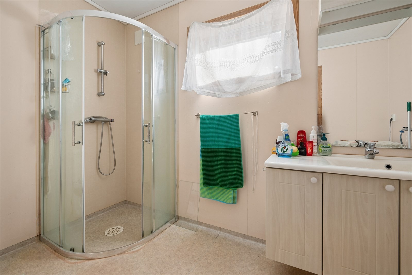 Baderommet i underetasjen er innredet med belegg på gulv- og veggflater. I gulvet har man også varmekabler. Badet er ellers utstyrt med dusjhjørne, toalett og baderomsinnredning med nedfelt servant. Galleribilde