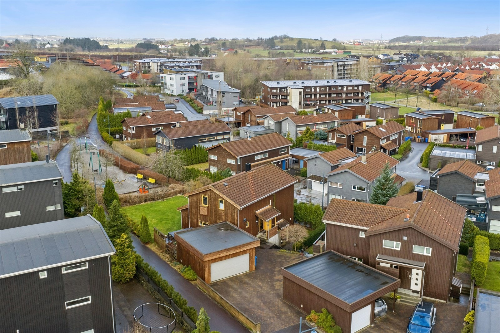 Fra boligen er det ca. 3 minutters gange til bussholdeplass i Prestholsteigen med hyppige avganger mot Sandnes sentrum, Forus og Stavanger. Galleribilde