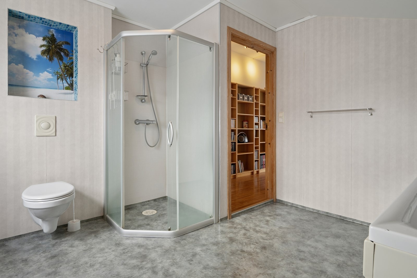 Badet er ellers utstyrt med dusjhjørne, badekar, vegghengt toalett og stor baderomsinnredning med god lagringsplass og nedfelt servant. Galleribilde