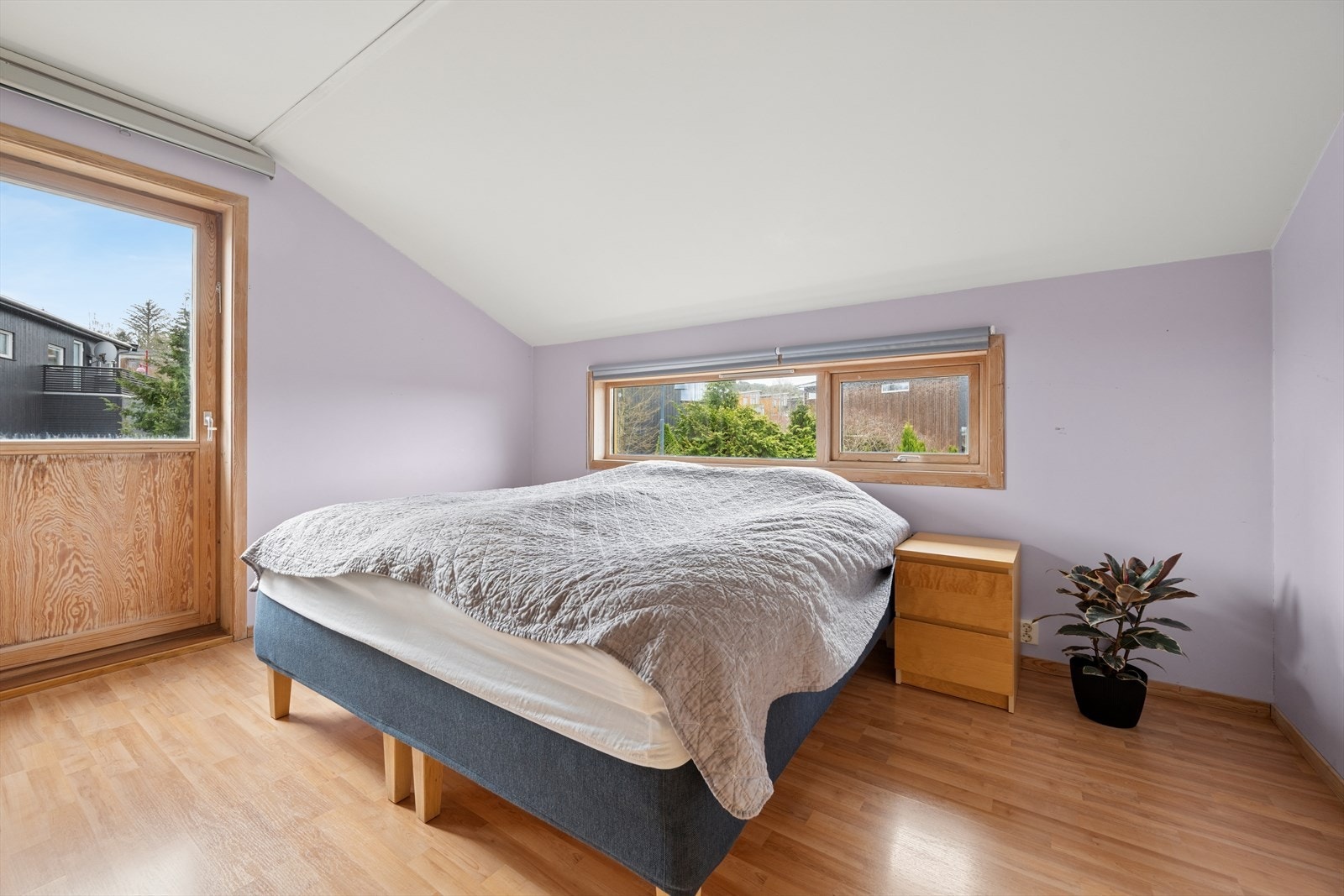 I andre etasje finner man tre soverom. Alle rommene er av god størrelse og har god plass til både dobbeltseng og garderobe. Dette soverommet har også utgang til en liten luftebalkong. Galleribilde