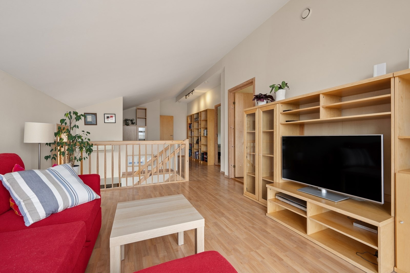 Følger man trappen opp til boligens andre etasje, kommer man inn i en romslig stue. Et kjekt ekstra oppholdsrom som passer ypperlig som tv-stue, kontor, lekerom eller bare et sted man kan trekke seg tilbake. Galleribilde