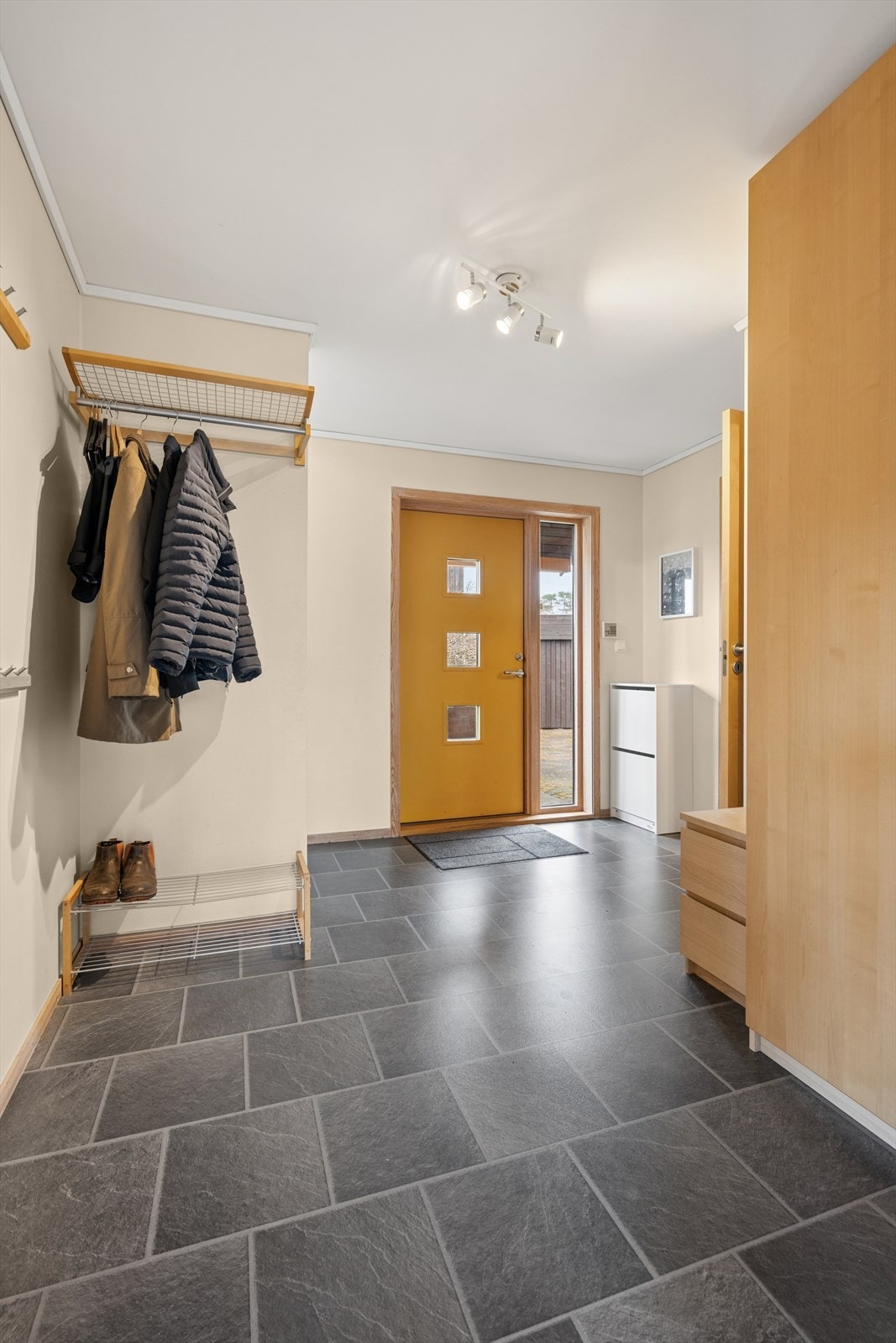 Man ønskes velkommen inn i en romslig entré, hvor man har god plass til å innrede med garderobe. Her får man umiddelbart et godt førsteinntrykk av boligen. Galleribilde
