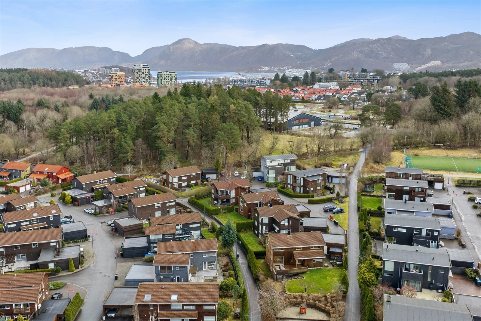 Like i bakkant av boligfeltet ligger Interpadel med padelbaner. I skogen bak boligfeltet ligger også en stor frisbeegolfbane, samt flotte turløyper. Galleribilde