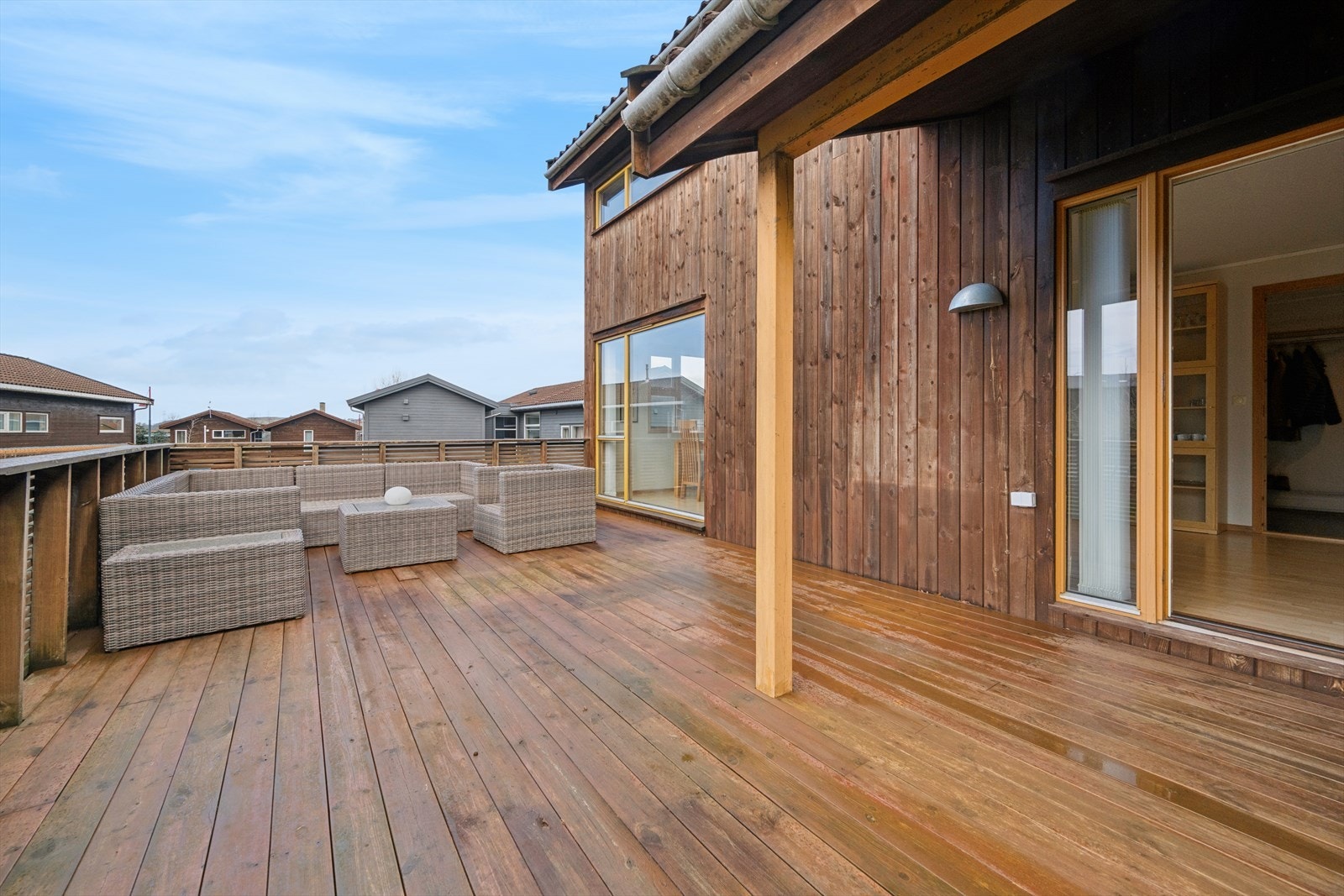 Stor terrasse på 28 kvm som sør-vest vendt til med gode solforhold. Her har man gode møbleringsmuligheter og god plass til å samle familie og venner. Galleribilde