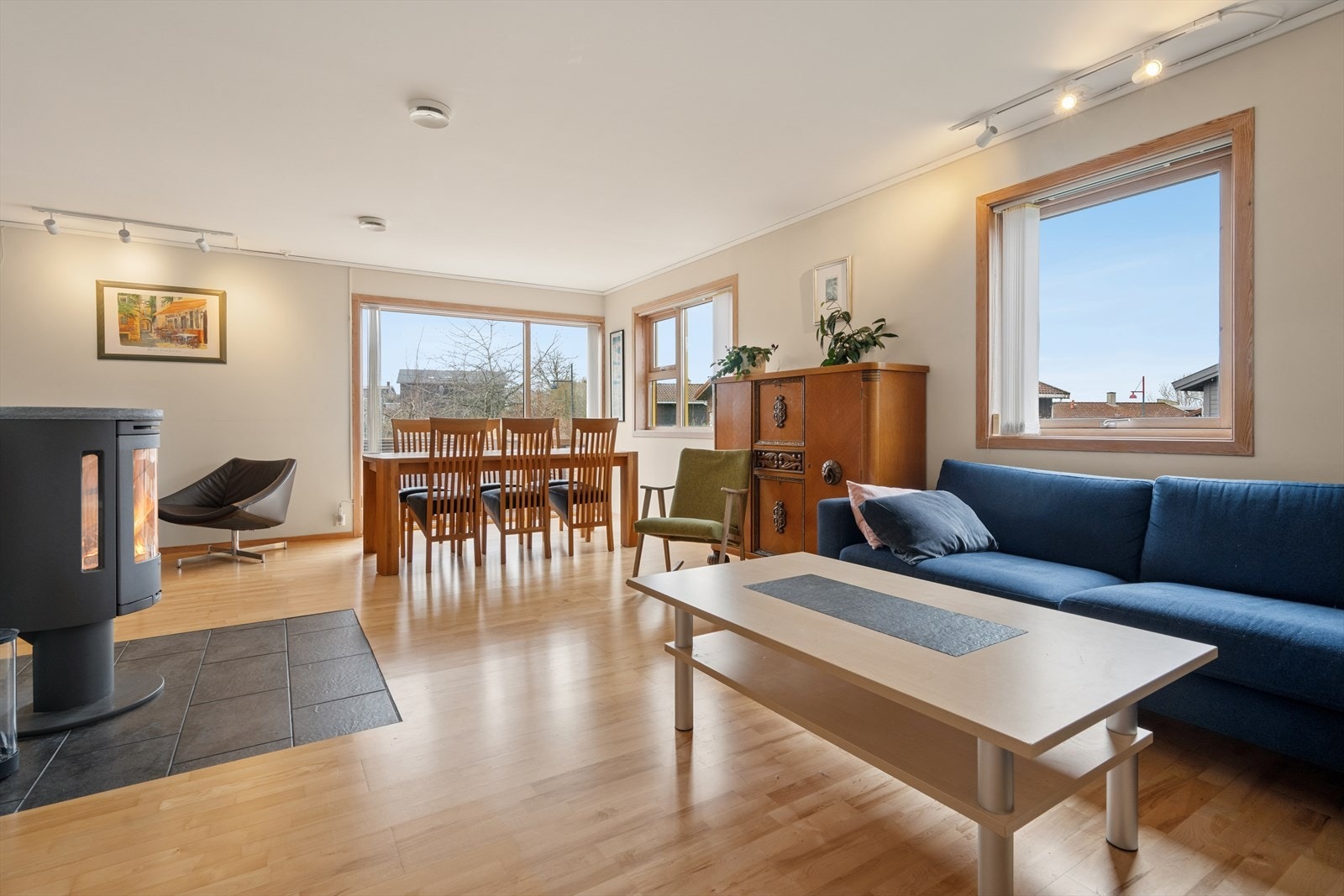 Stuen er lys og innbydende med store vindusflater som gir rikelig med naturlig lys. Vinkelformen på stuen sørger for gode møbleringsmuligheter i flere soner Galleribilde