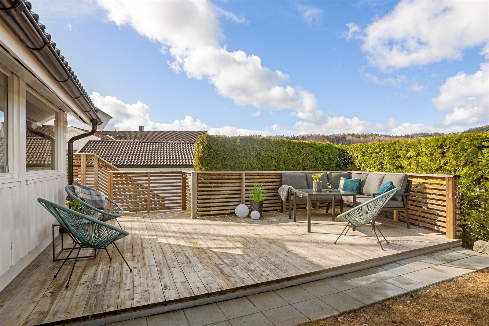 Boligen har fine uteområder med skjermet terrasse Galleribilde
