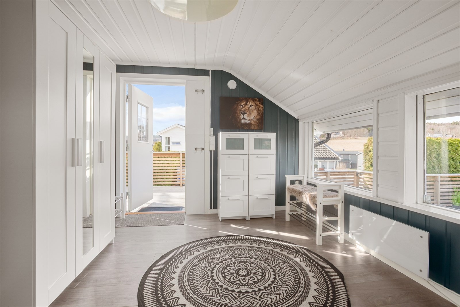 Romslig gang med laminat på gulv fra 2019 og varmefolie Galleribilde