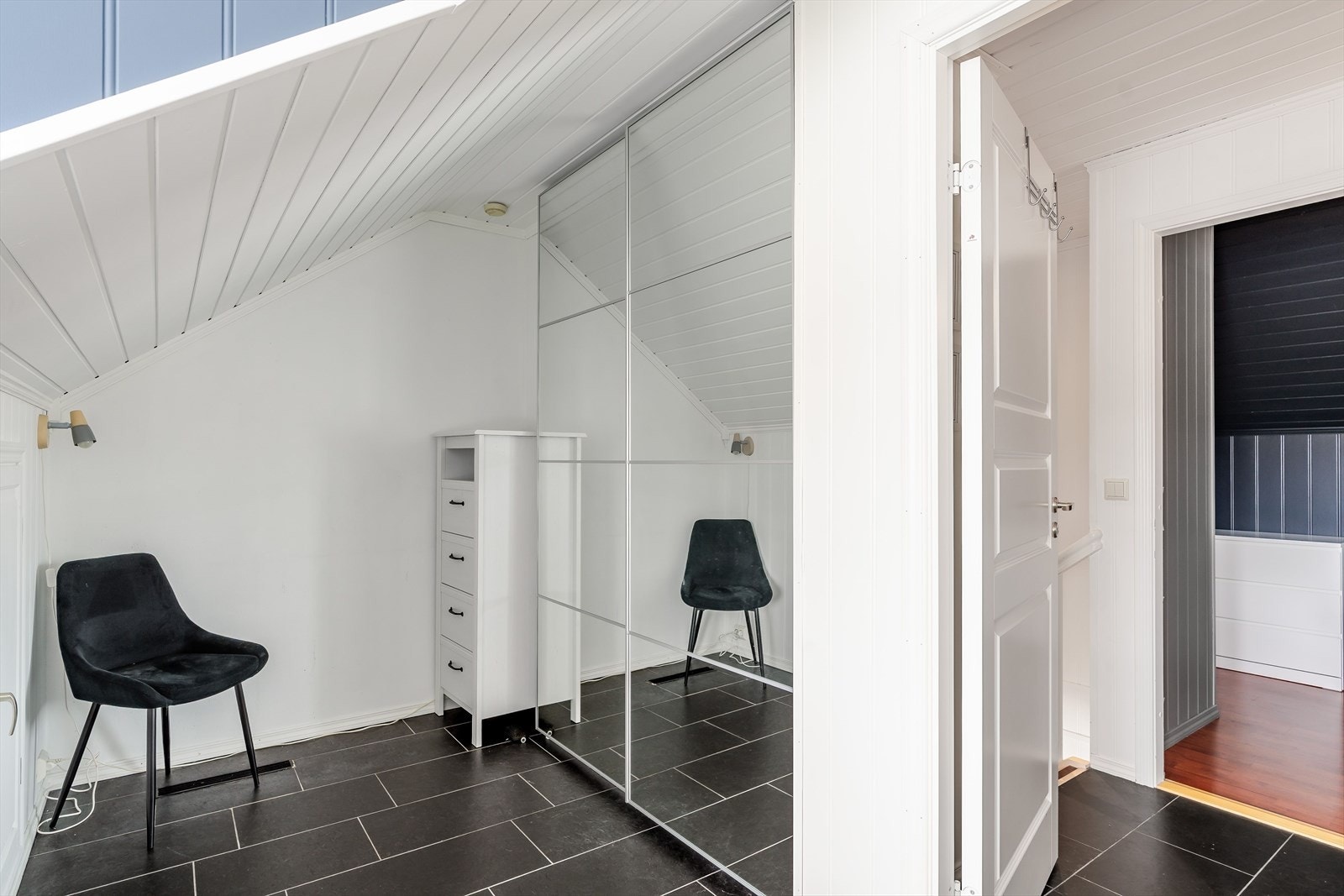 På dette rommet finner du også en varmepumpe. Trenger du ikke to soverom, kan dette fint fungere som ekstra stue. Galleribilde
