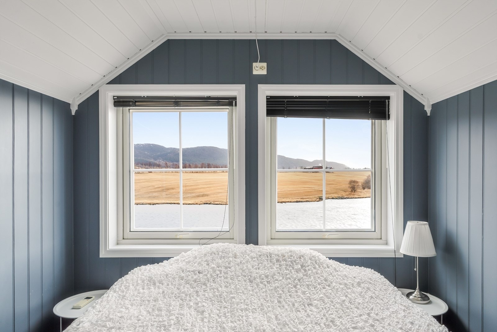 Dette soverommet er på ca. 13m², her har du en fantastisk utsikt å våkne opp til! Galleribilde