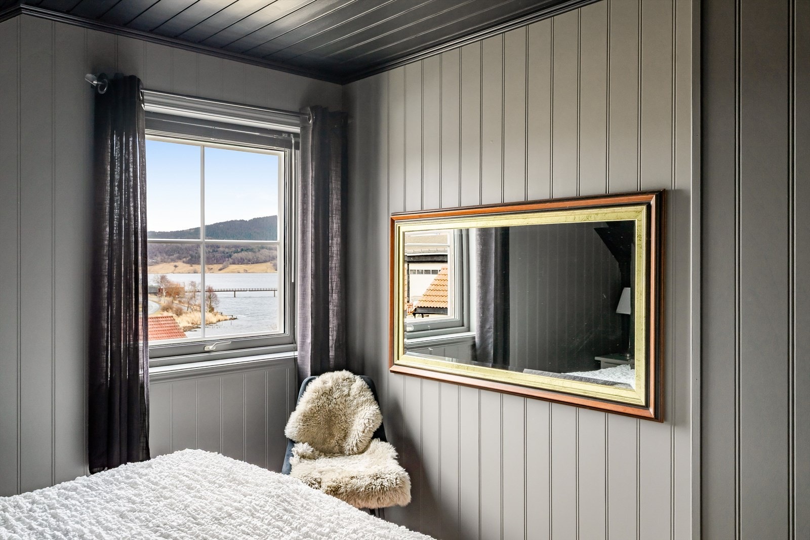 Legg merke til utsikten fra soverommet. Galleribilde