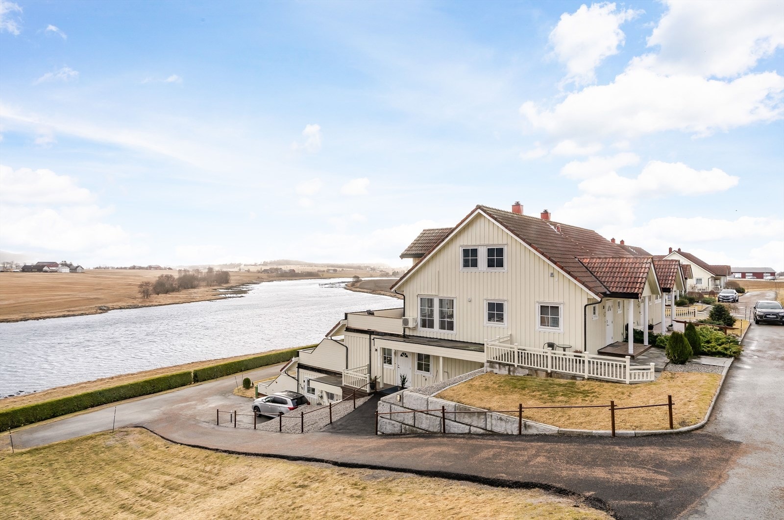 Aktiv Eiendomsmegling v/Thomas Lerstadgrind har gleden av å presentere Sund terrasse 22! Foto: Vidar Alvik/ Grattis foto. Galleribilde
