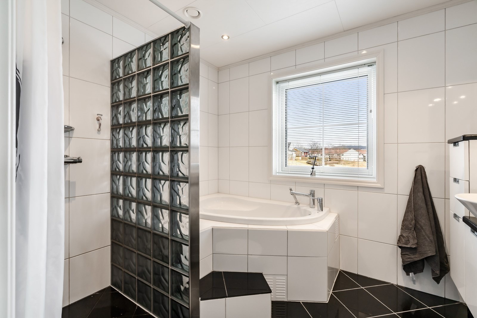 Her får du både badekar og dusj. Galleribilde