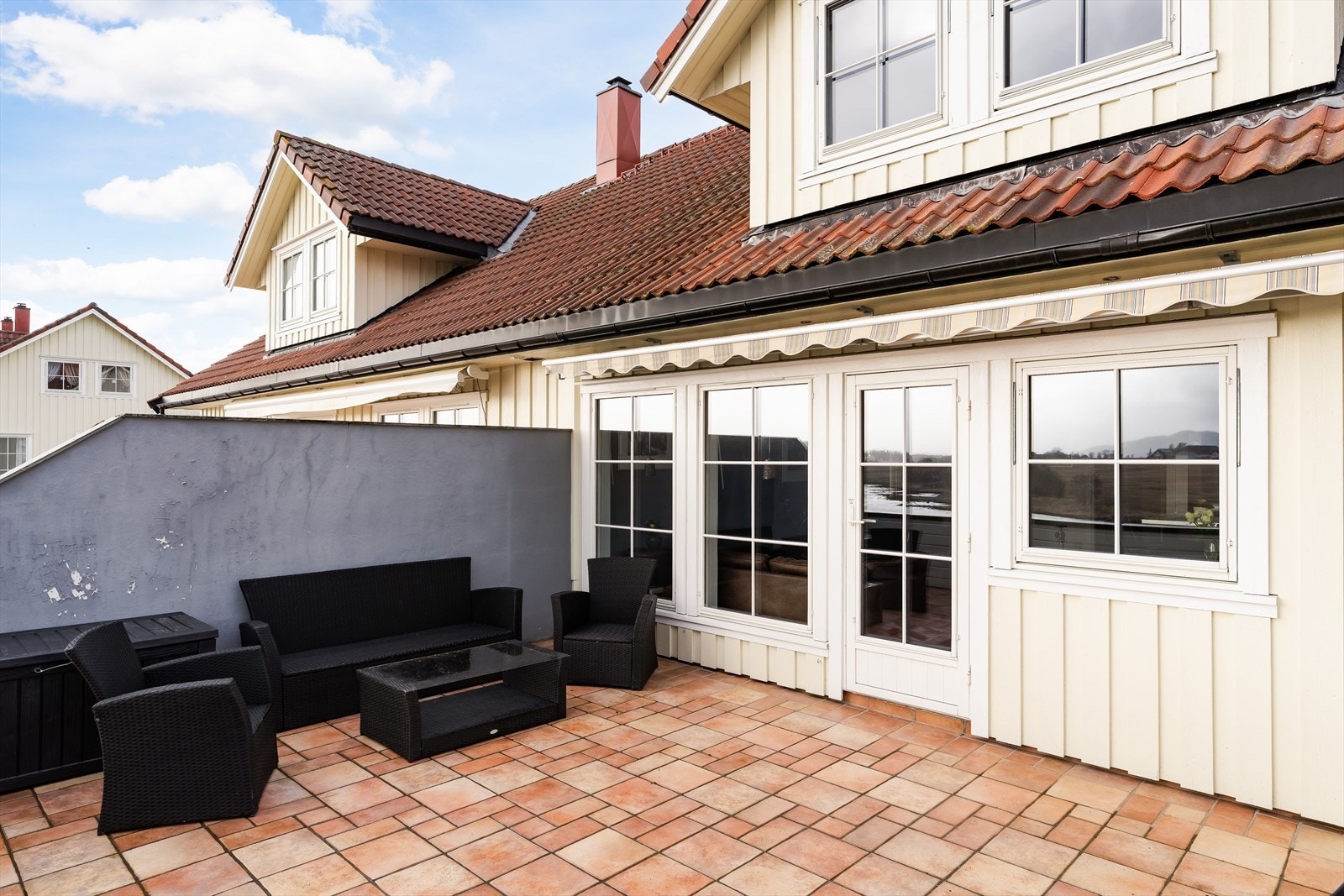 Fra stuen har du utgang til terrassen på ca. 25m². Galleribilde