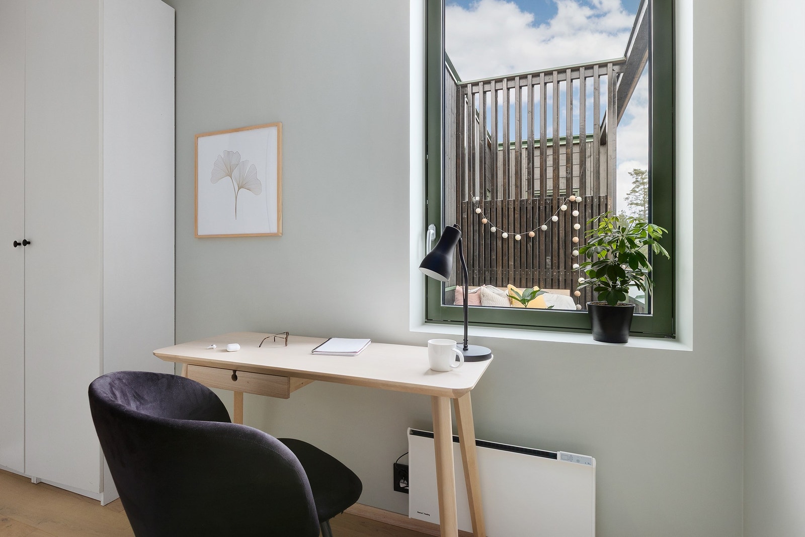 Fra dette soverommet er det utsyn mot den private verandaen. Galleribilde