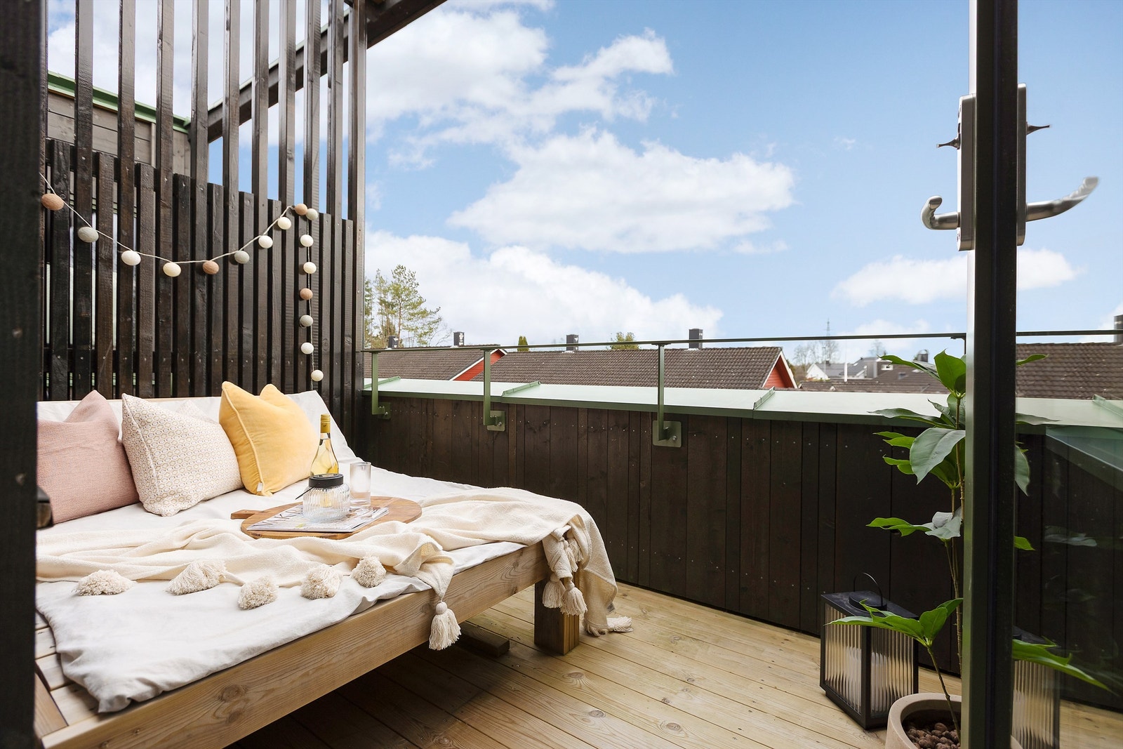 En tilbaketrukket og usjenert uteplass med utgang fra 2. etasje. Perfekt sted å nyte kaffen i morgensolen. Galleribilde