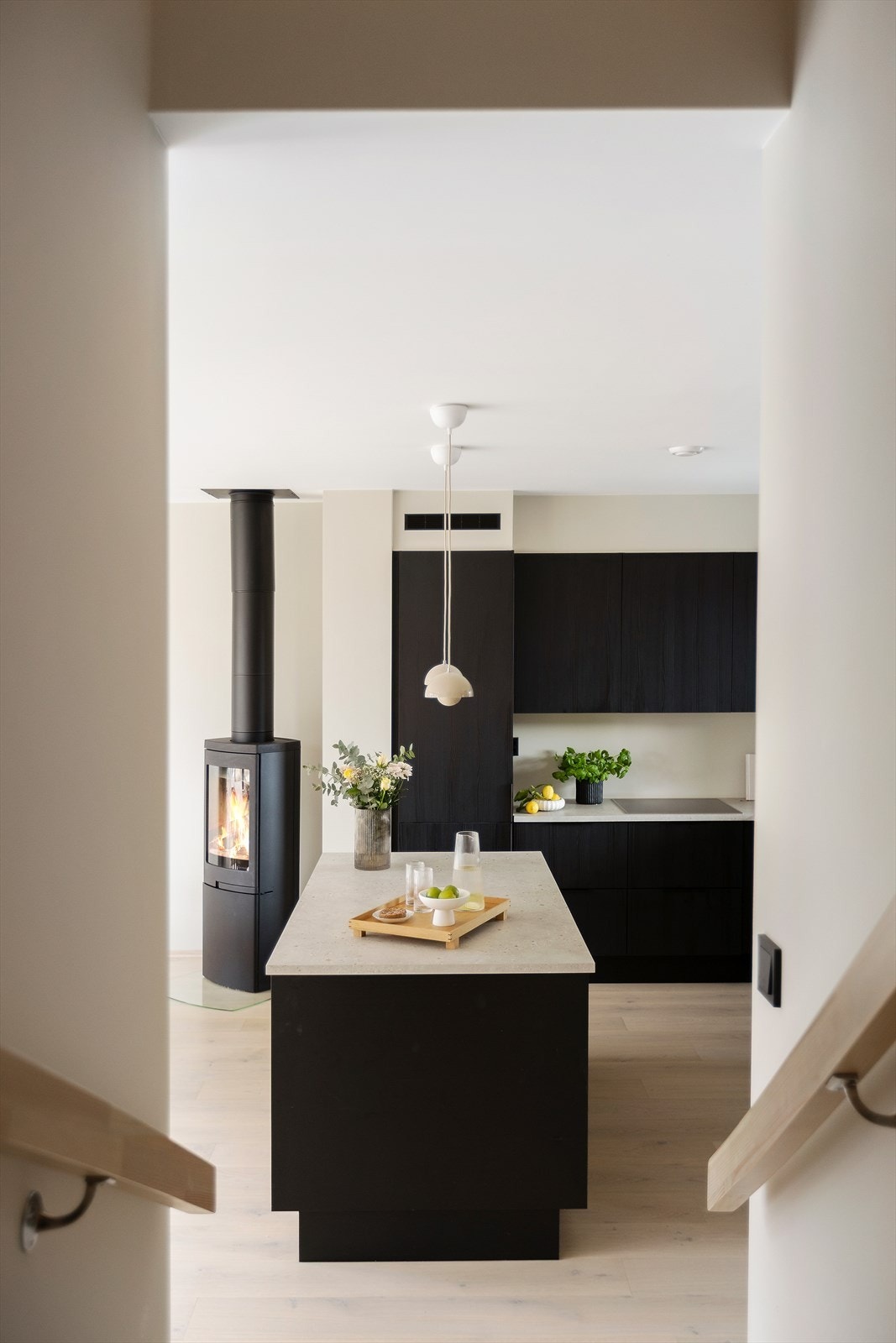 1. etasje sett fra trappen. Moderne og lekre linjer. Galleribilde