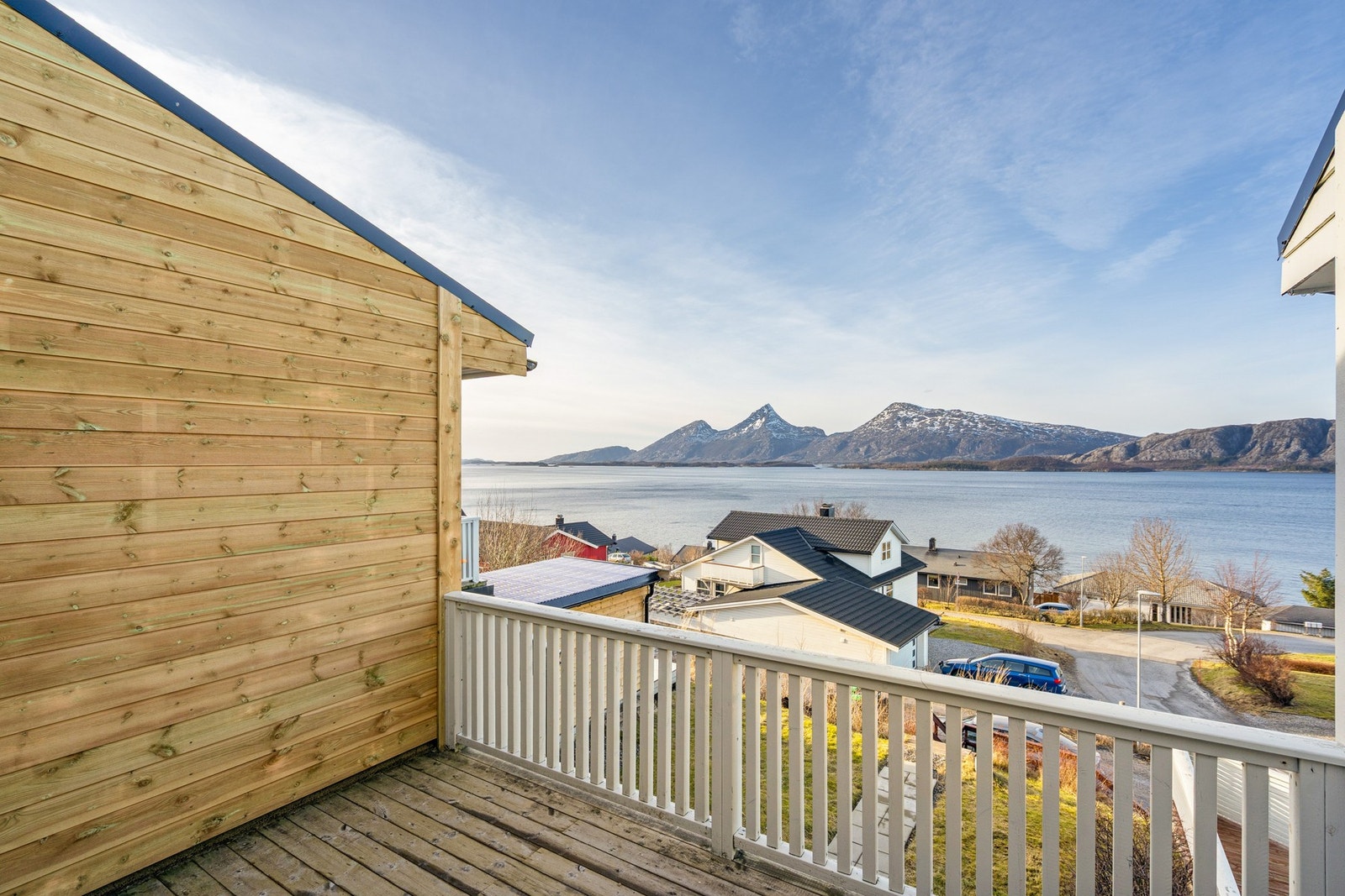 Her kan du nyte vakre solnedganger over Alstenfjorden. Galleribilde