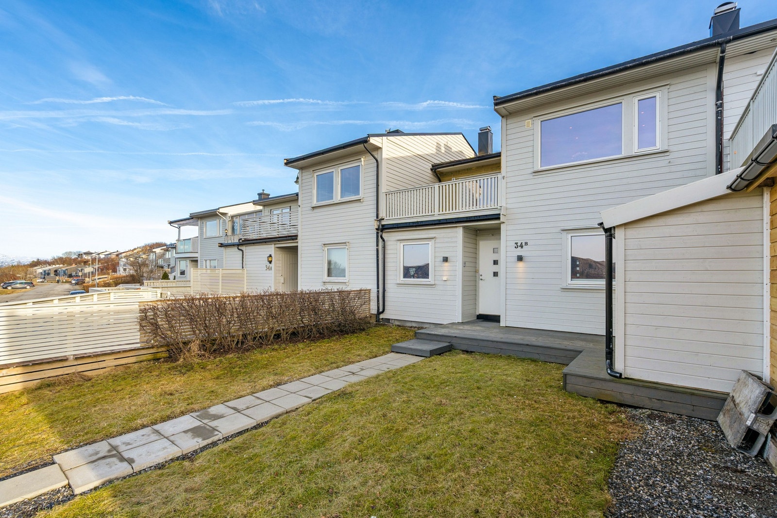Beliggenhet i et fredelig og barnevennlig nabolag, i en gate med bom som hindrer gjennomgangstrafikk. Galleribilde