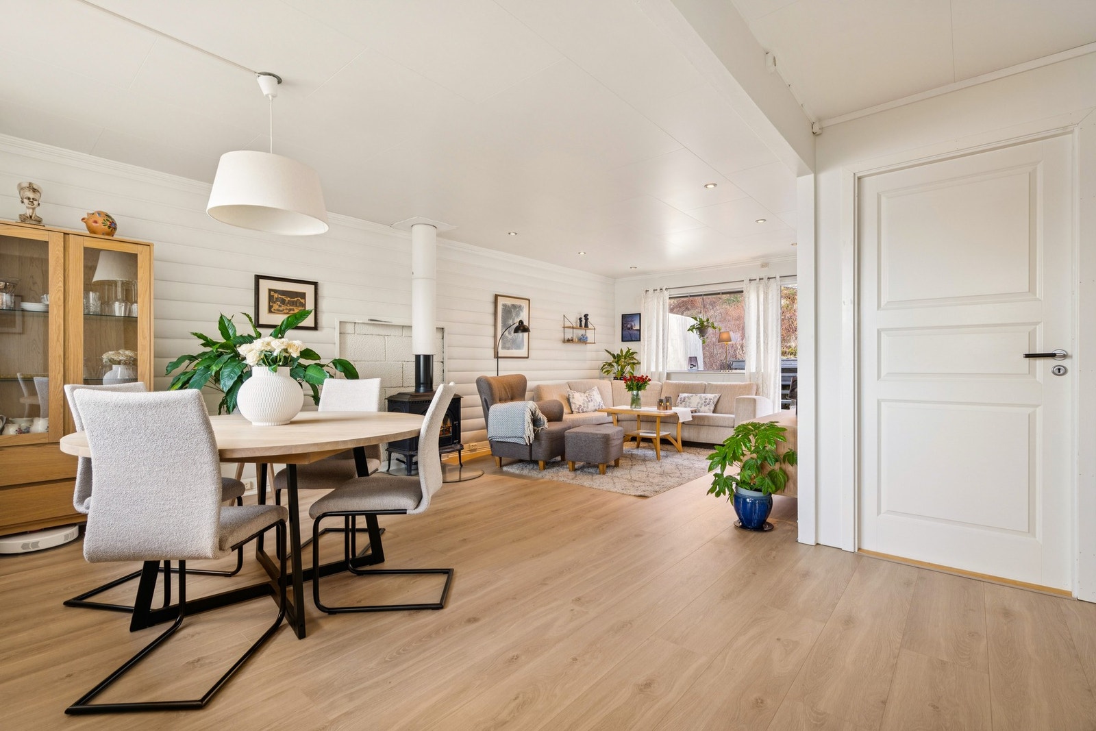 I Hovedetasjen finner du en lys og åpen stue- og spisestuedel. Galleribilde