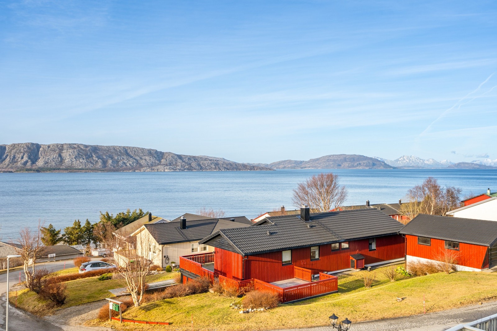 Eiendommen ligger på Segelbergan, med kort vei til både skoler, idrettsanlegg og De syv søstre kjøpesenter. Galleribilde