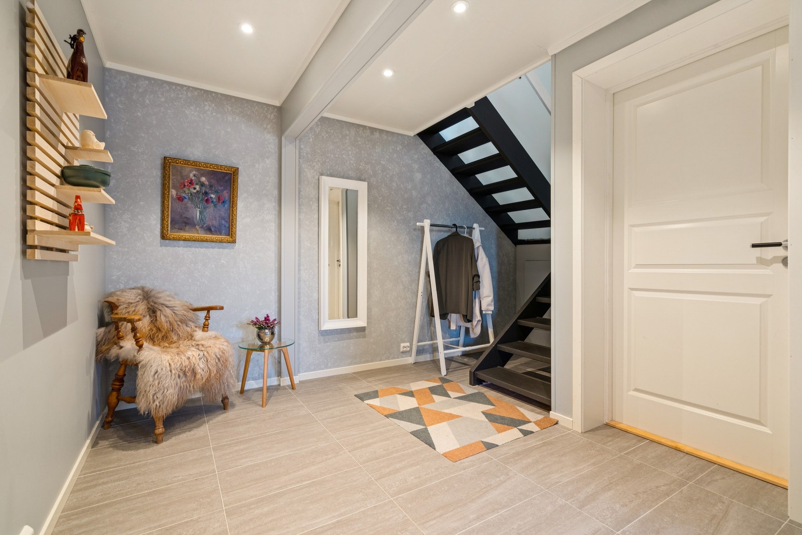 Innbydende hall i underetasjen med flislagt gulv og god plass til yttertøy. Galleribilde