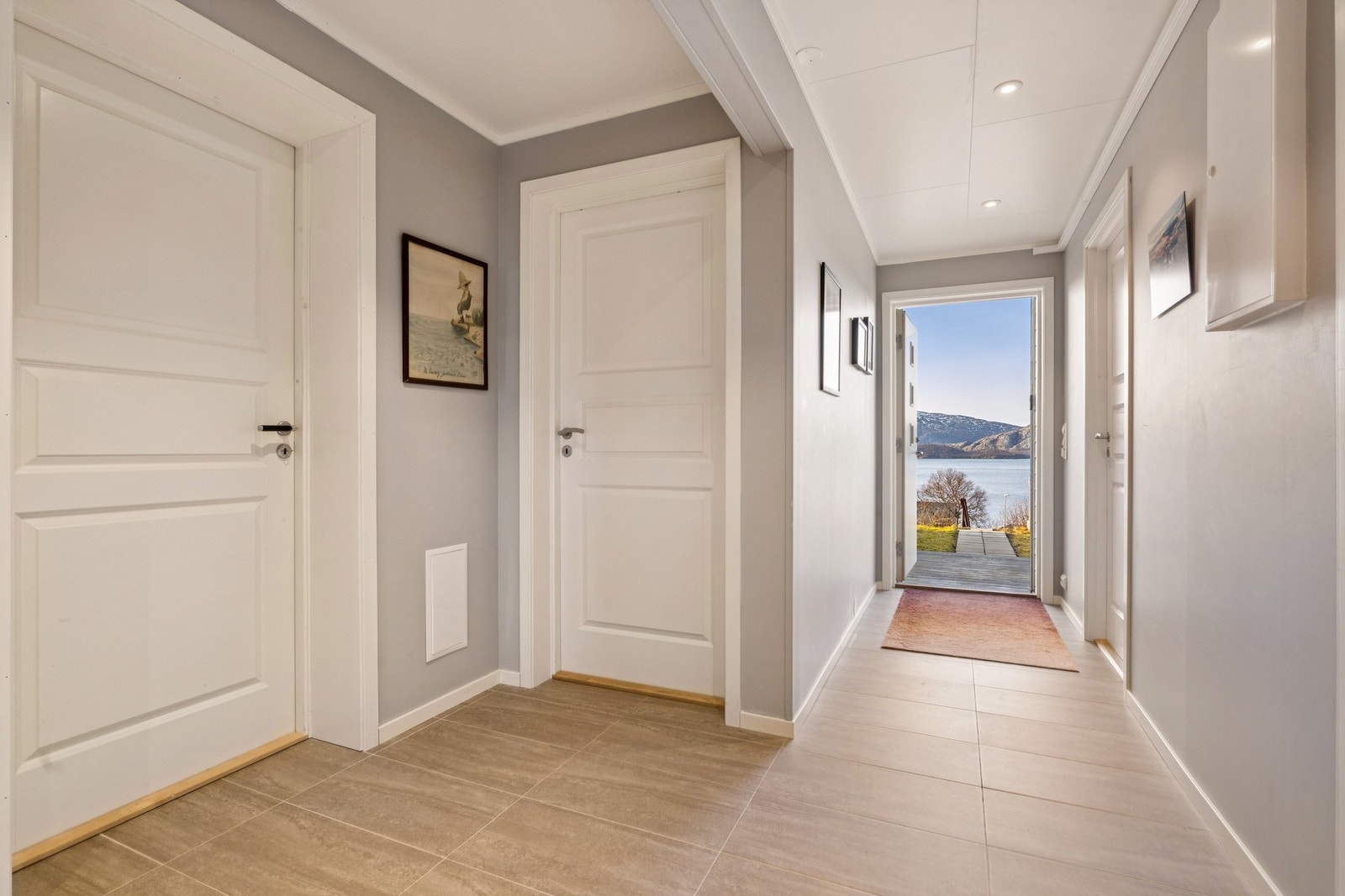 Hallen gir tilgang til etasjens bad, to soverom og bod. Trappen leder opp til hovedetasjen. Galleribilde