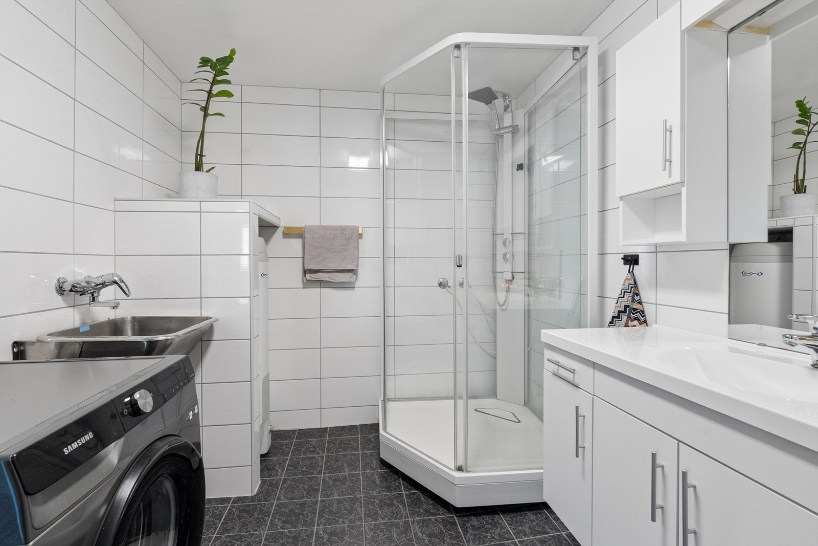 Badet har god plass og praktisk innredning. Galleribilde