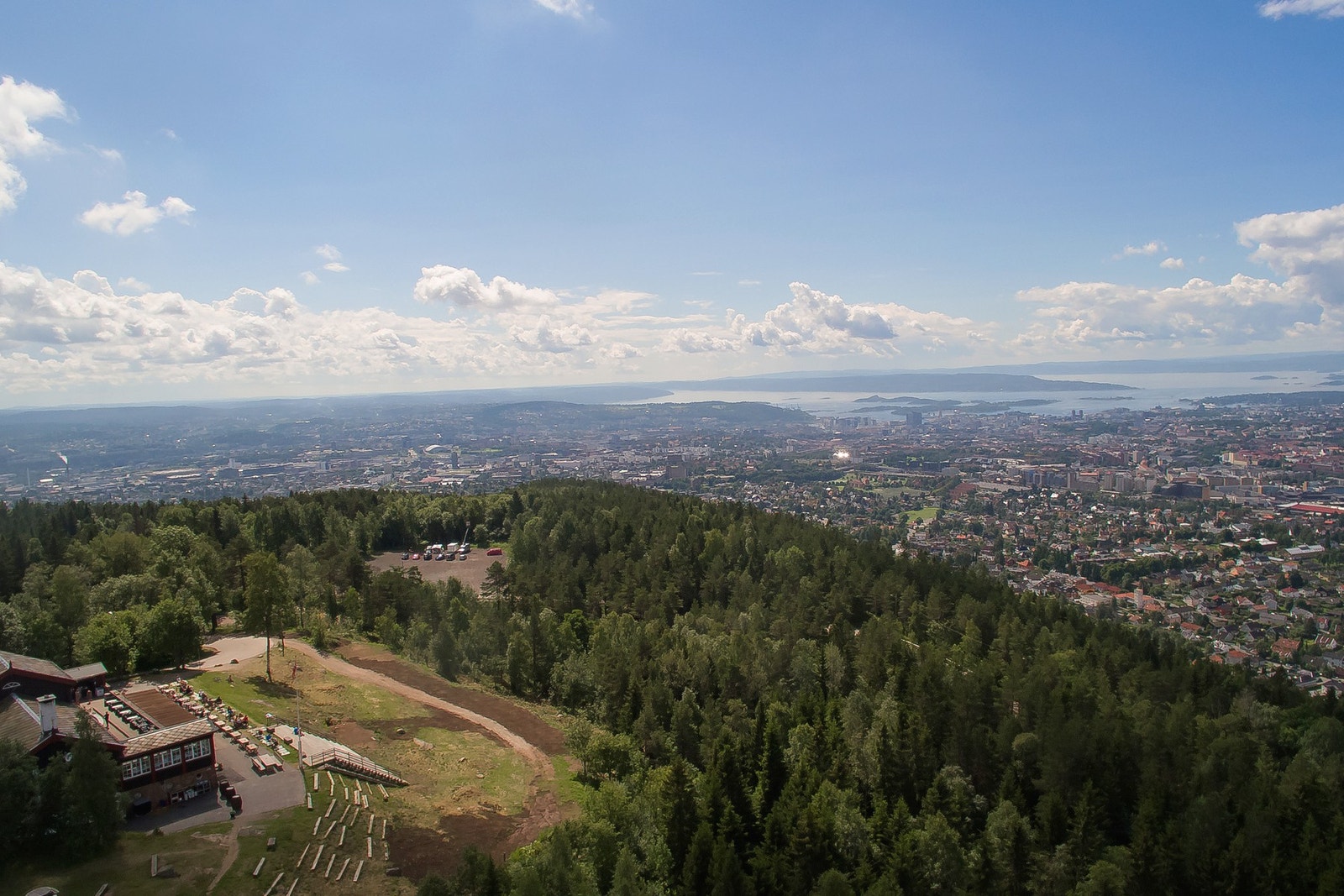 Fra Grefsenkollen får du en fantastisk utsikt over hele Oslo, samtidig som du kan nyte en bedre middag og en flott solnedgang. Galleribilde