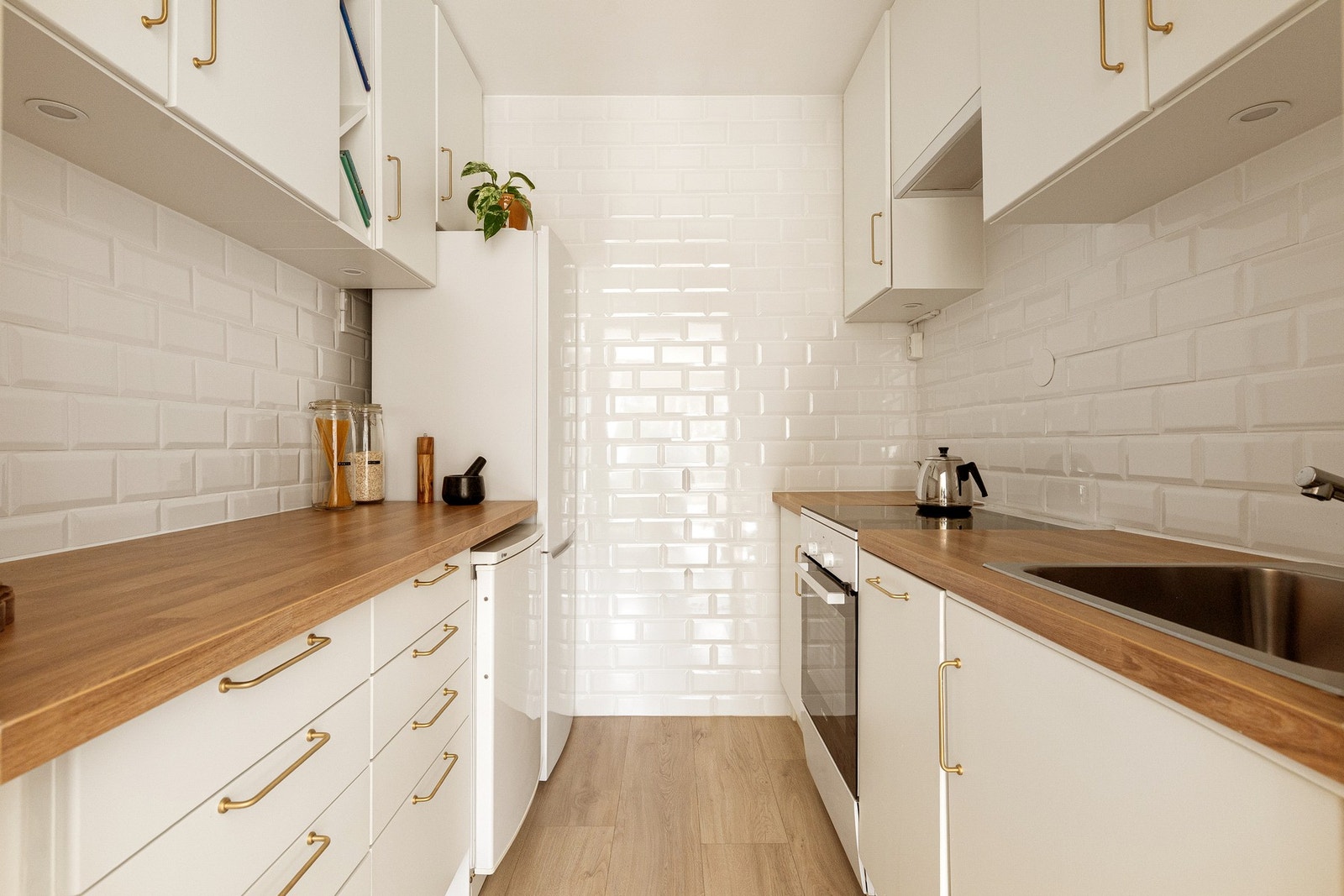 Altså se på det nydelige kjøkkenet! Her har du massevis av skap- og benkeplass, downlights i overskap og hyggelig hylle til kokebøker. Galleribilde