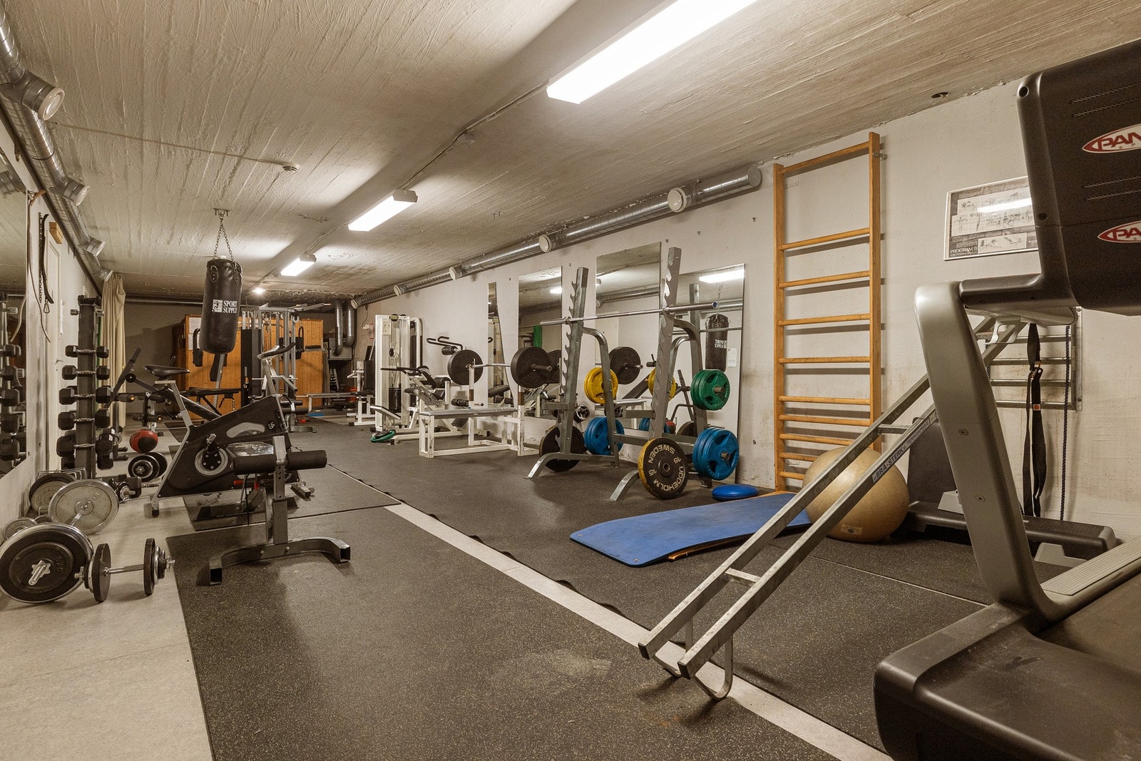 Vi ska ikke så langt, for i underetasjen finner vi det lokale treningssenteret som tilhører sameiet. Galleribilde