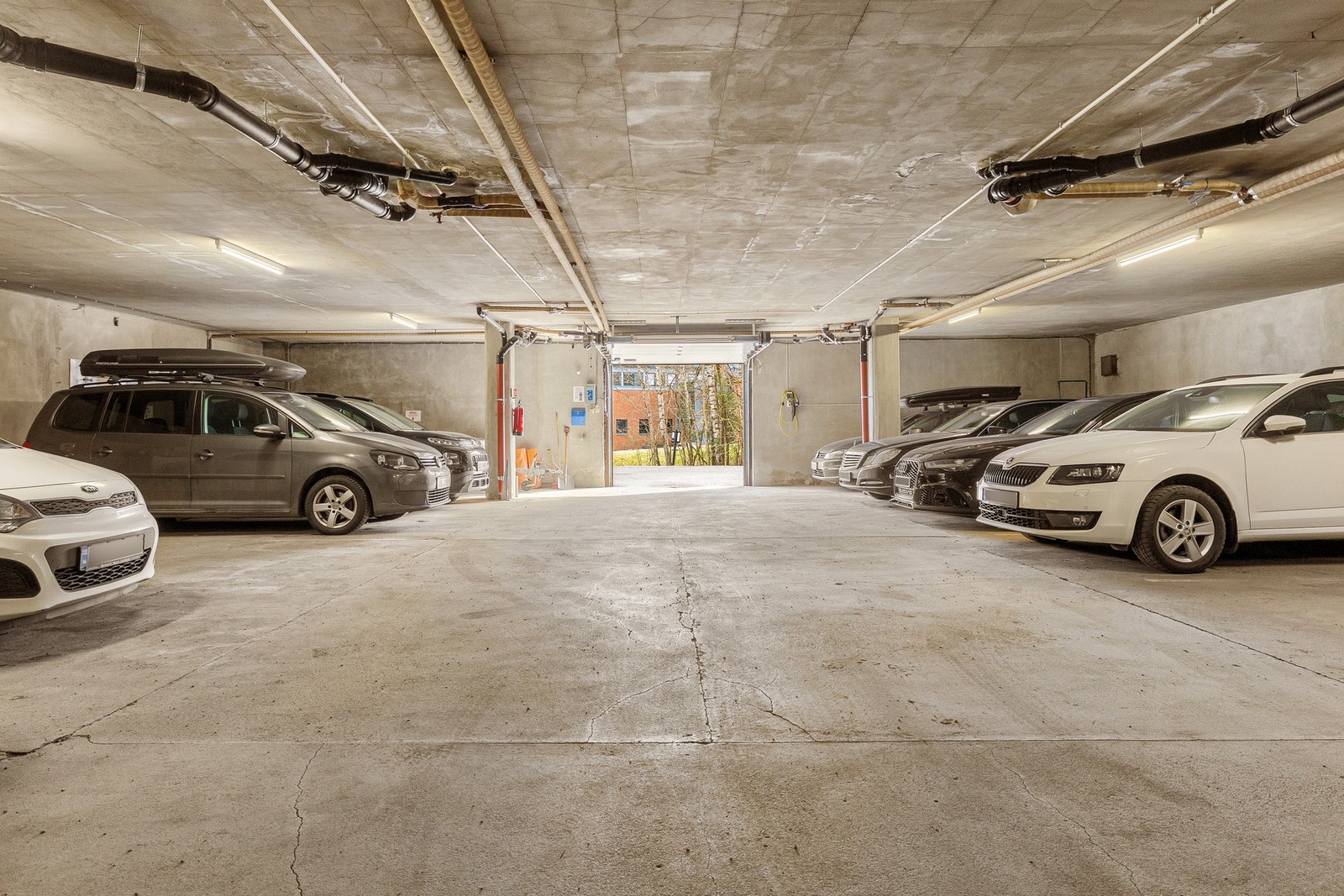 Parkeringsplass i garasjekjeller. Galleribilde