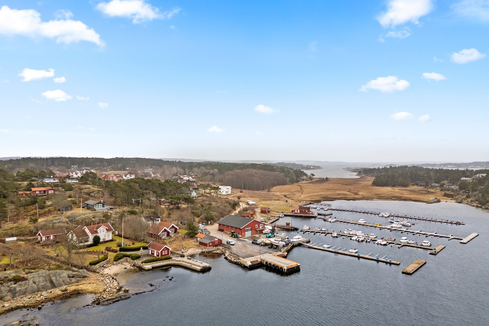 Nedgården gjestebrygge ligger i gangavstand fra eiendommen. Galleribilde