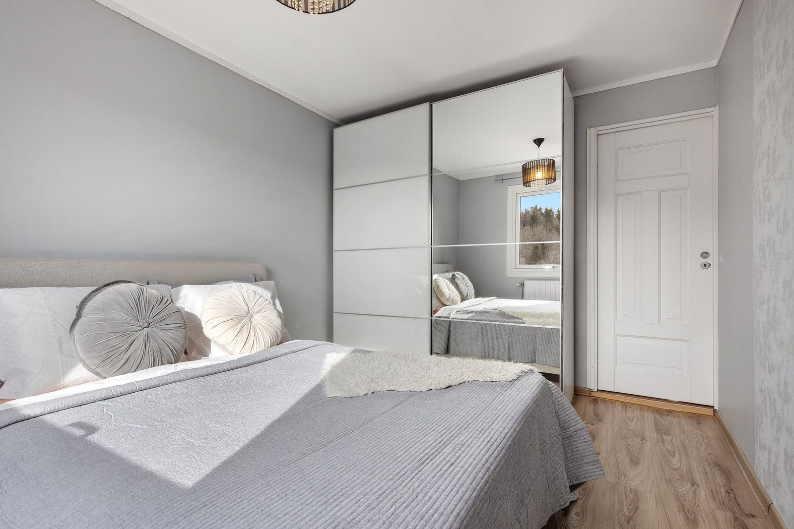 Hovedsoverommet er romslig og det er god plass til dobbeltseng og nattbord, samt gode muligheter for oppbevaring i skyvedørsgarderobe Galleribilde