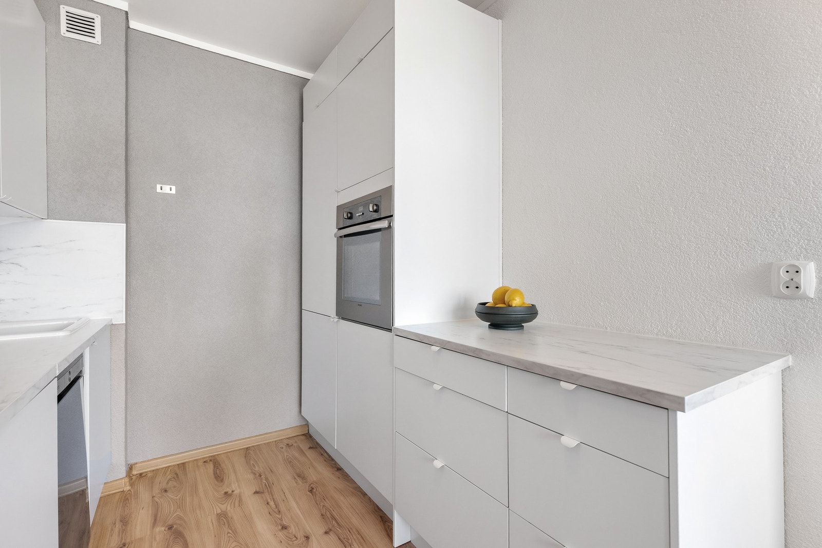 Innredning har godt med skap- og benkeplass Galleribilde
