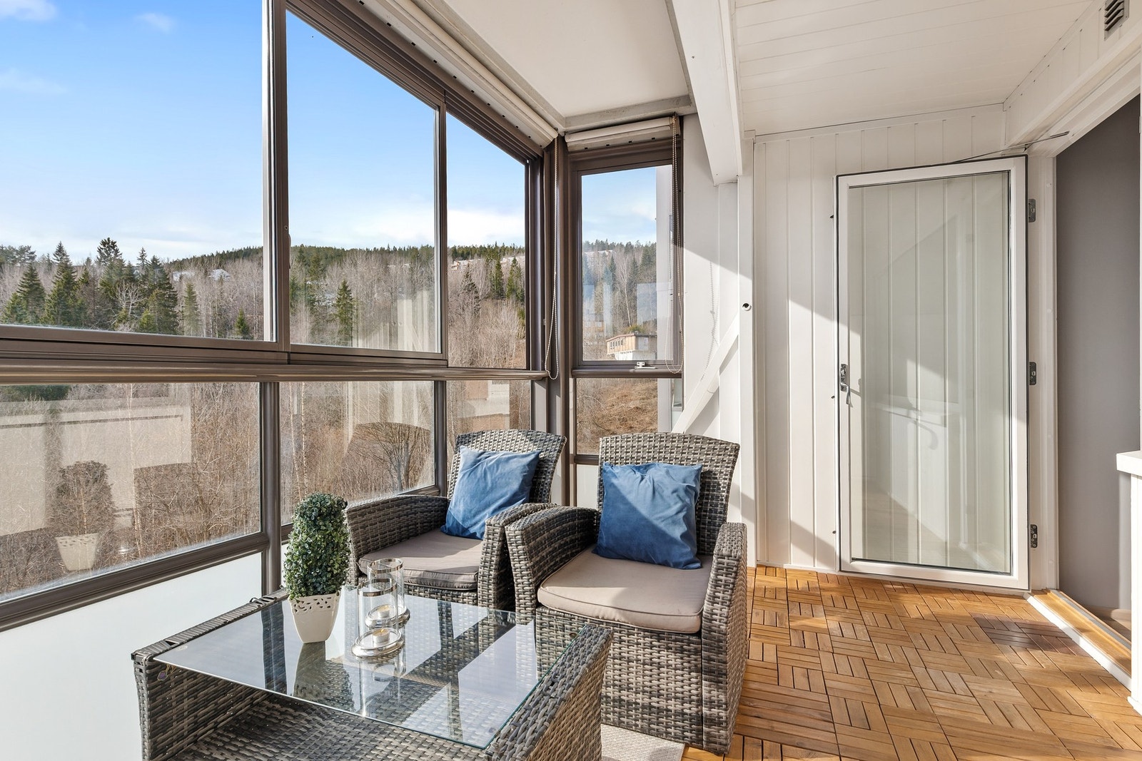 Balkongen er oppført i betongkonstruksjoner med rekkverk av metall og glass med skyvbare felter Galleribilde