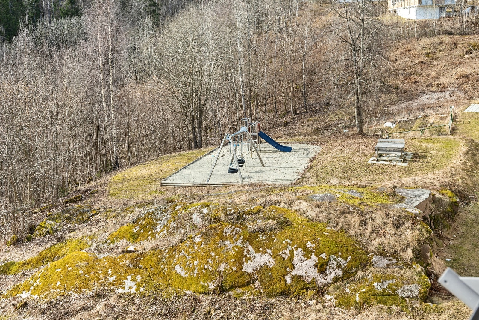 Tomt er opparbeidet med blant annet lekeplass, asfalterte internveier, plenareal og diverse beplantning Galleribilde